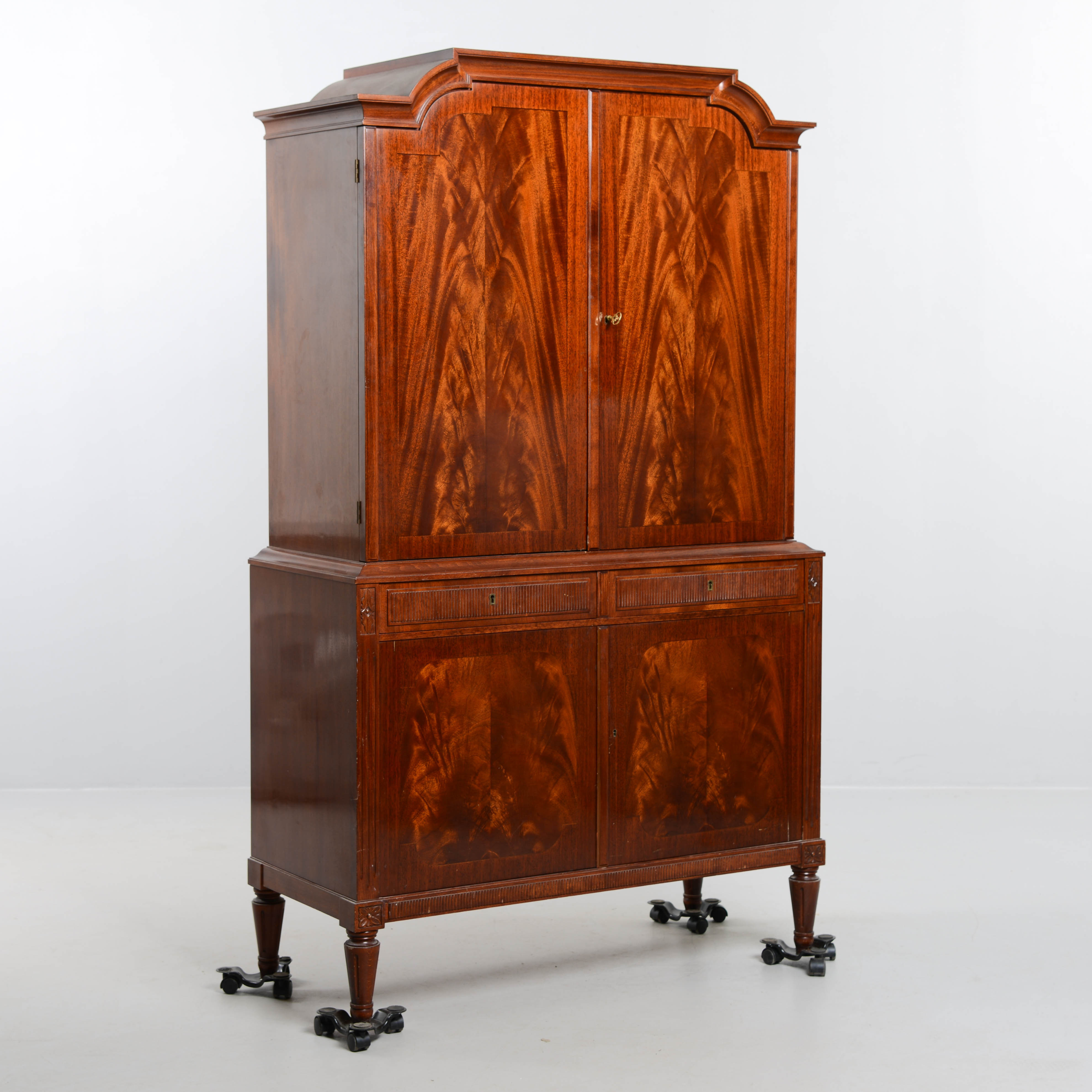 SALSSKÅP gustaviansk stil, Blomstermåla möbelfabrik, 1900-talets första del.