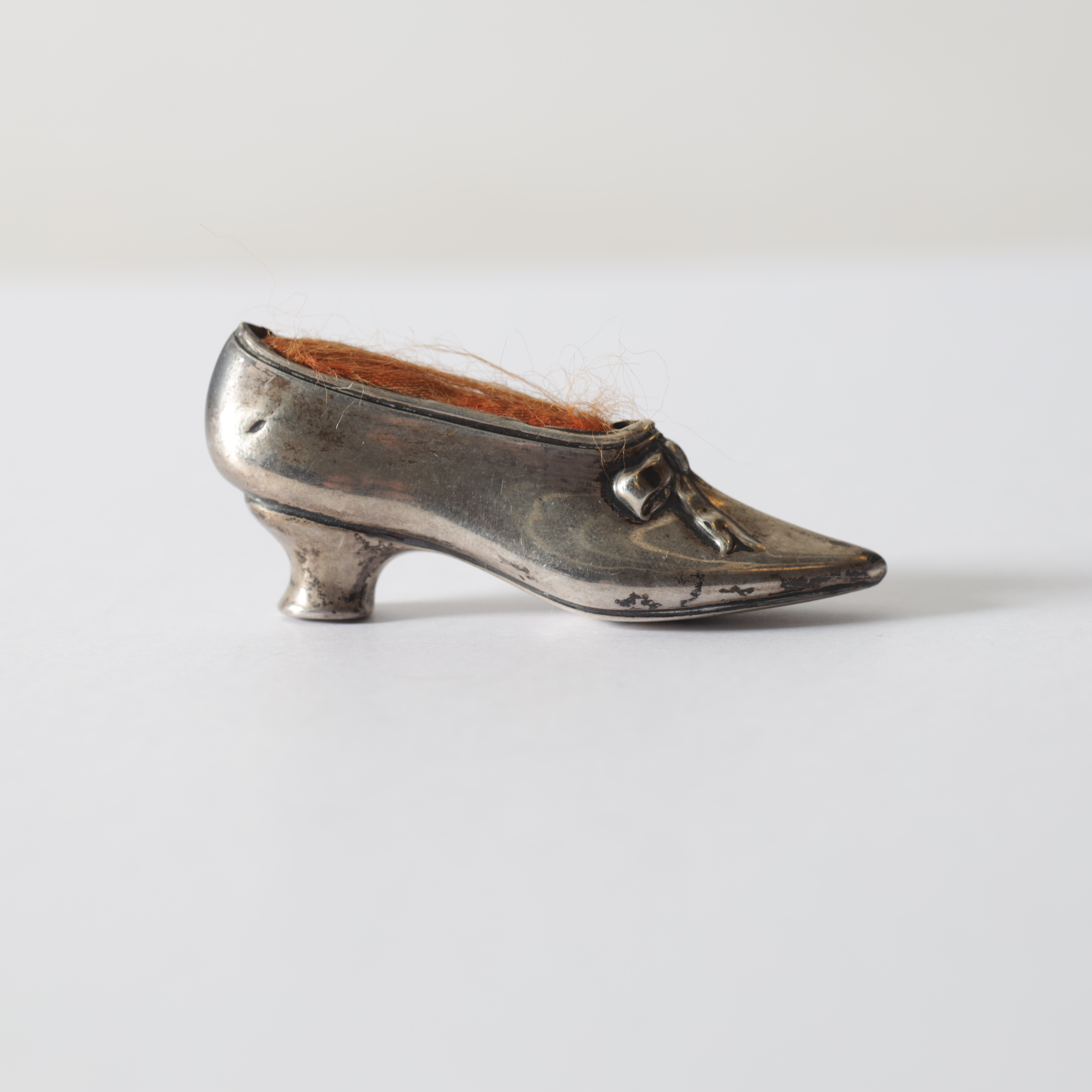 NÅLDYNA, silver, Birmingham, 1908. Totalvikt ca 15,7 gram.