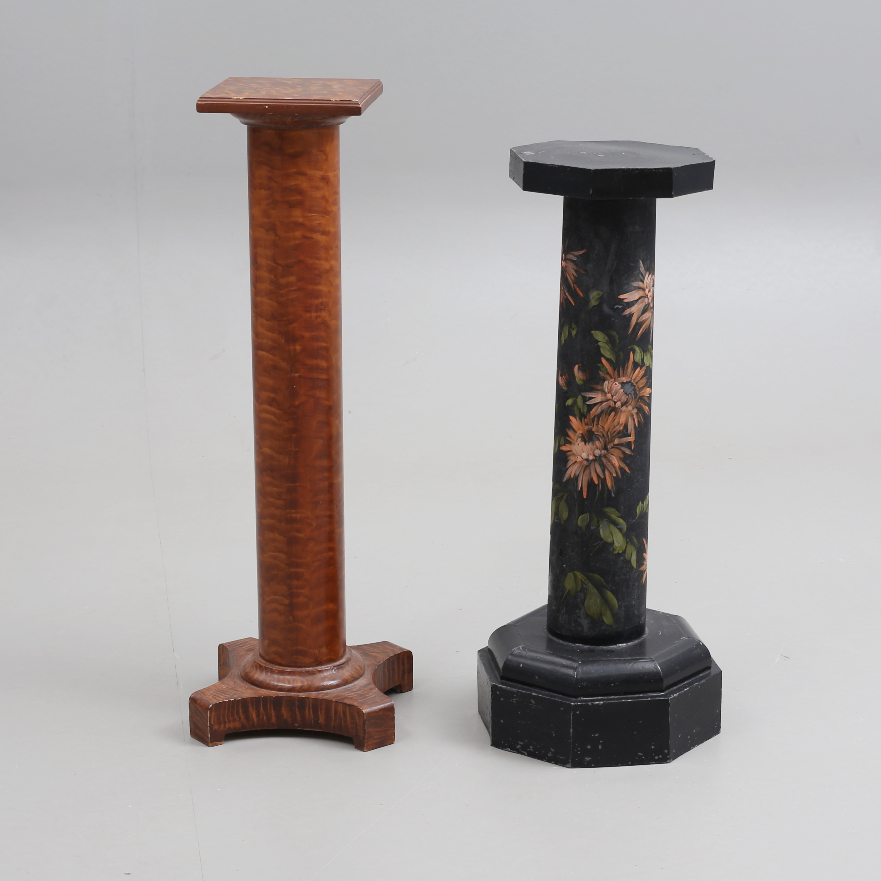 PIEDESTALER/KOLONNER, 2 st, bemålat trä, 1800/1900-tal.