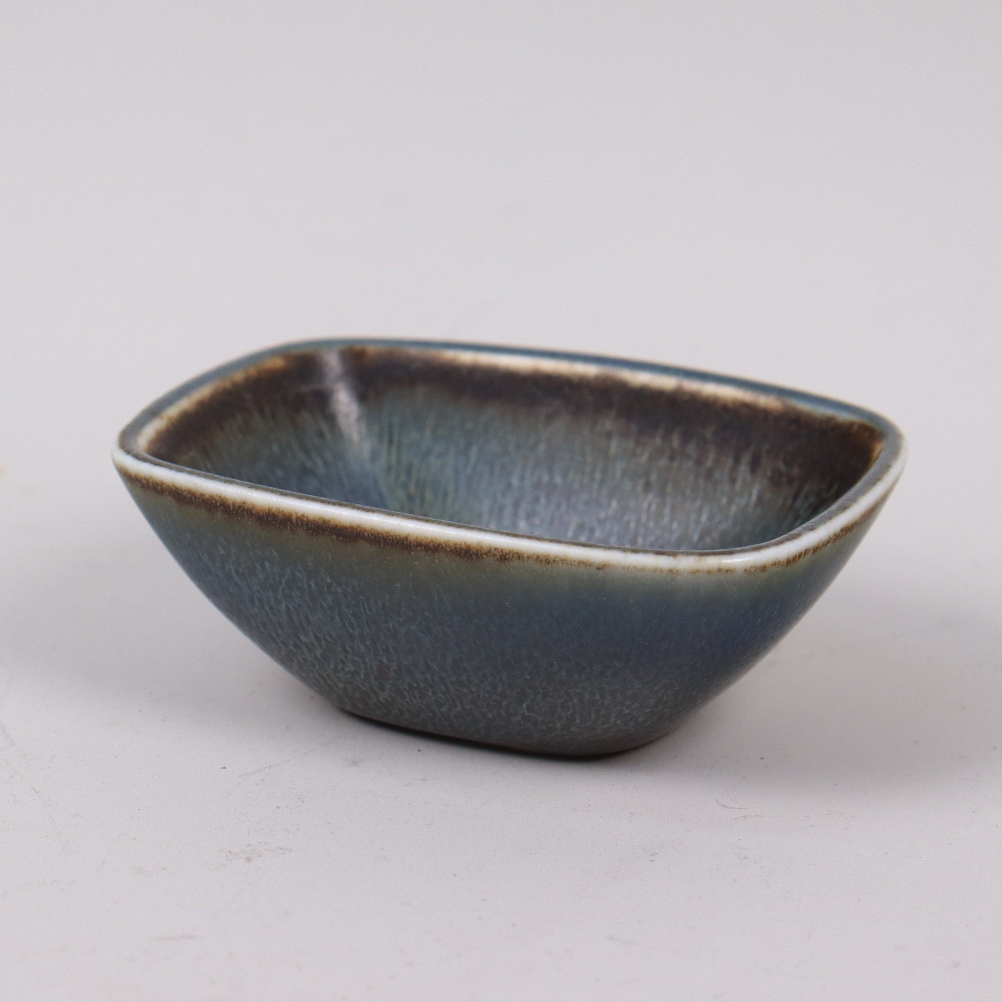 GUNNAR NYLUND. SKÅL, "NSR", stengods med grå/blå glasyr, 1950-tal.