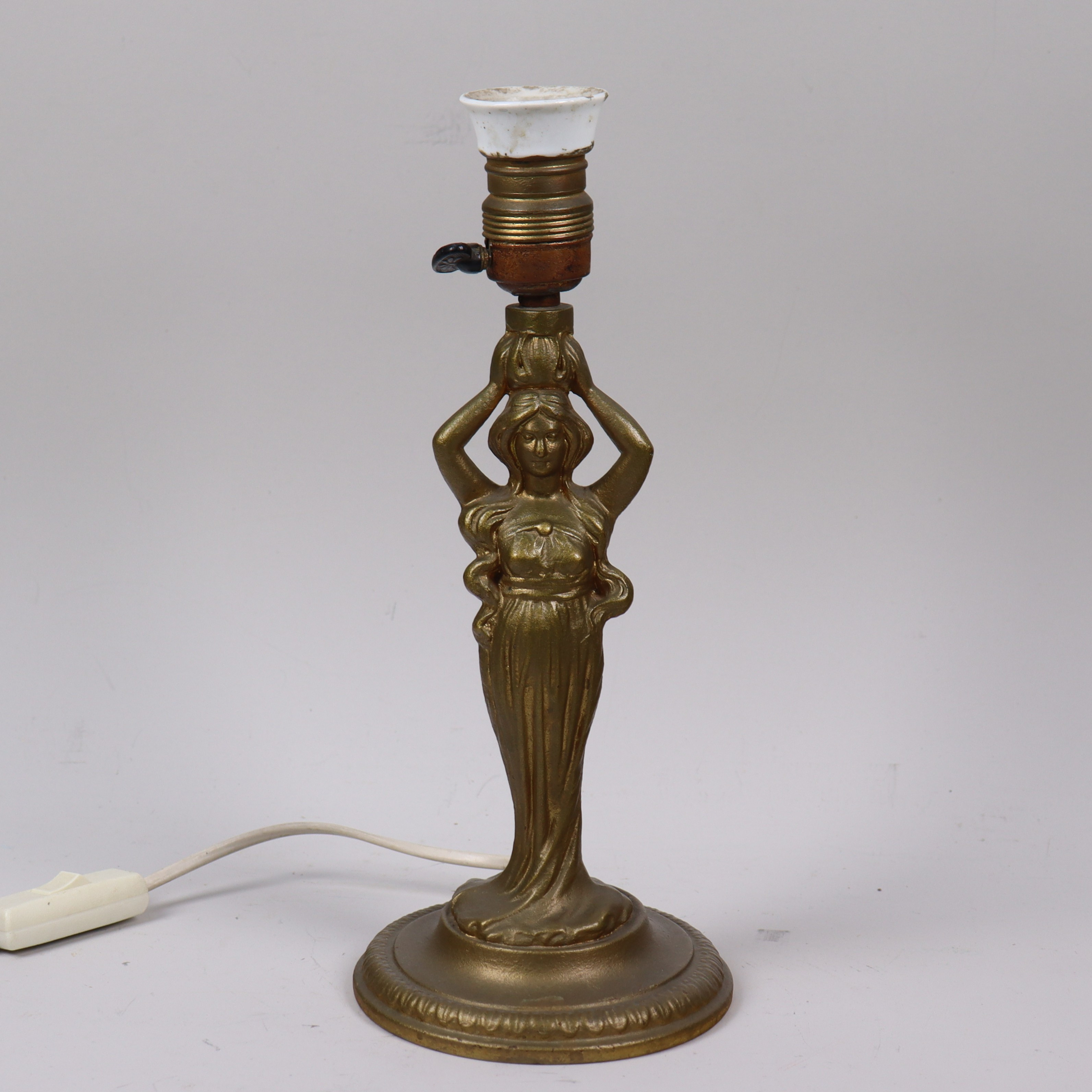 BORDSLAMPA, metallfot i form av kvinnomodell, 1900-talets första hälft.