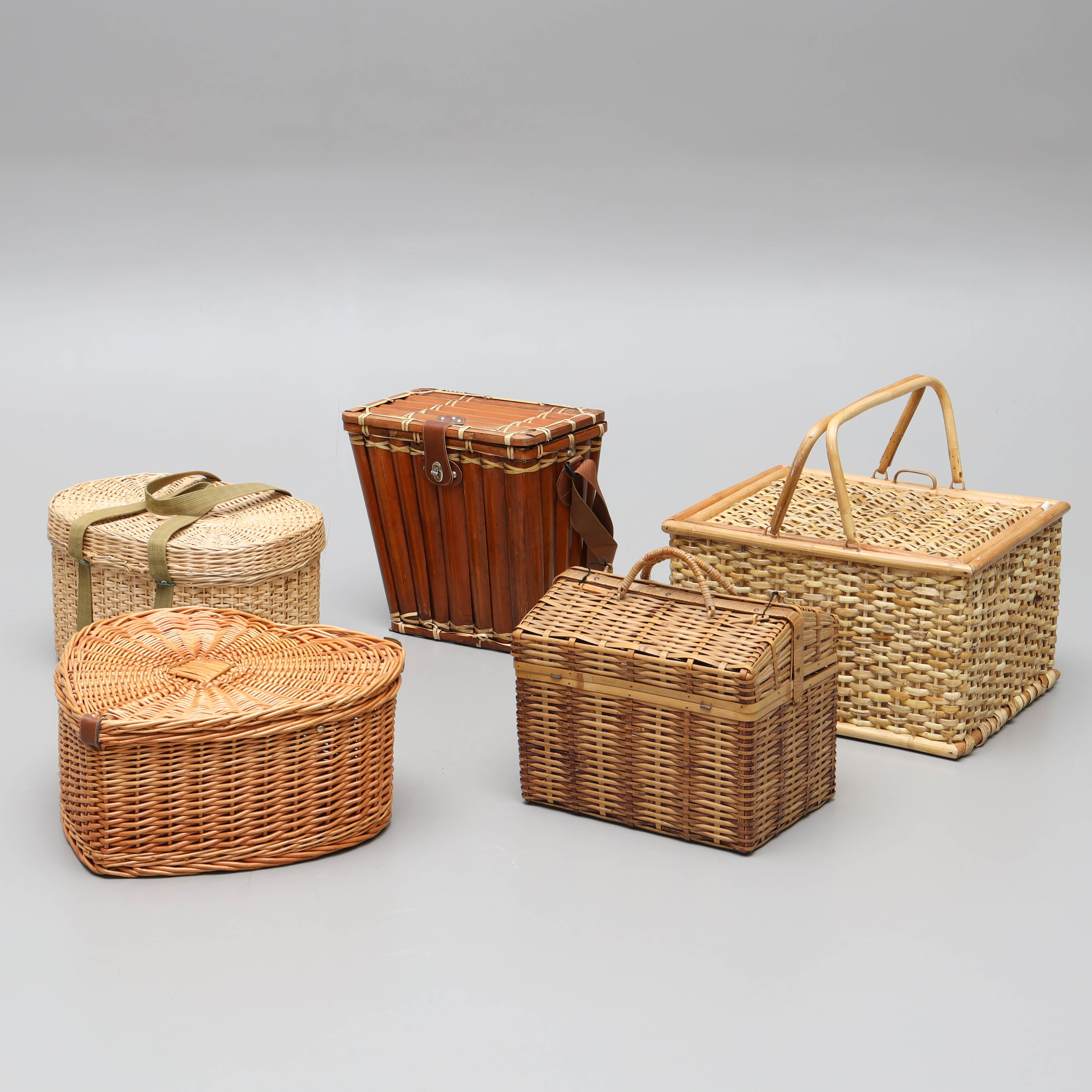 SAMLING KORGAR/PICKNICKKORGAR, 5 st, 1900-tal.
