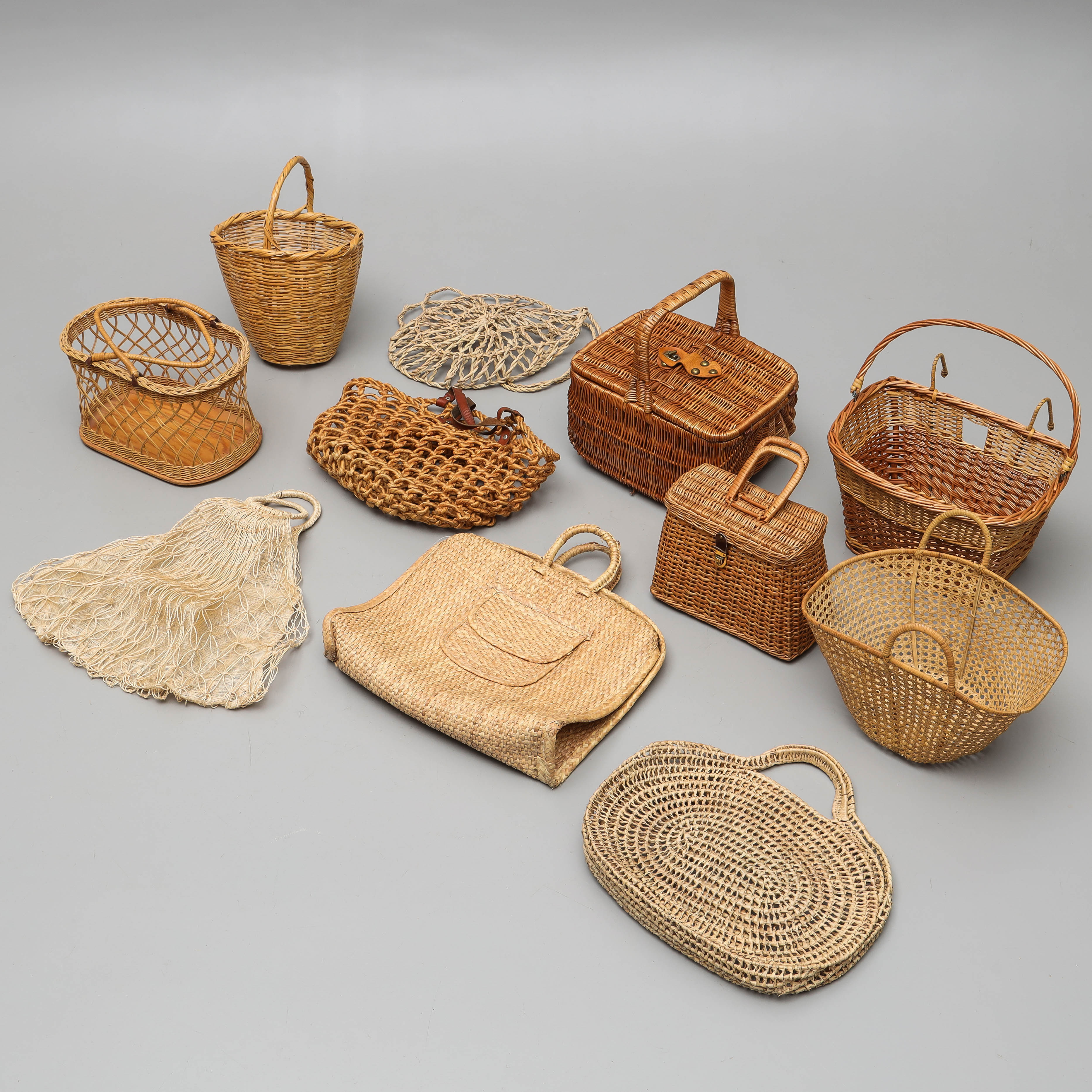 SAMLING VÄSKOR samt KORGAR, naturmaterial, 11 st, 1900-tal.