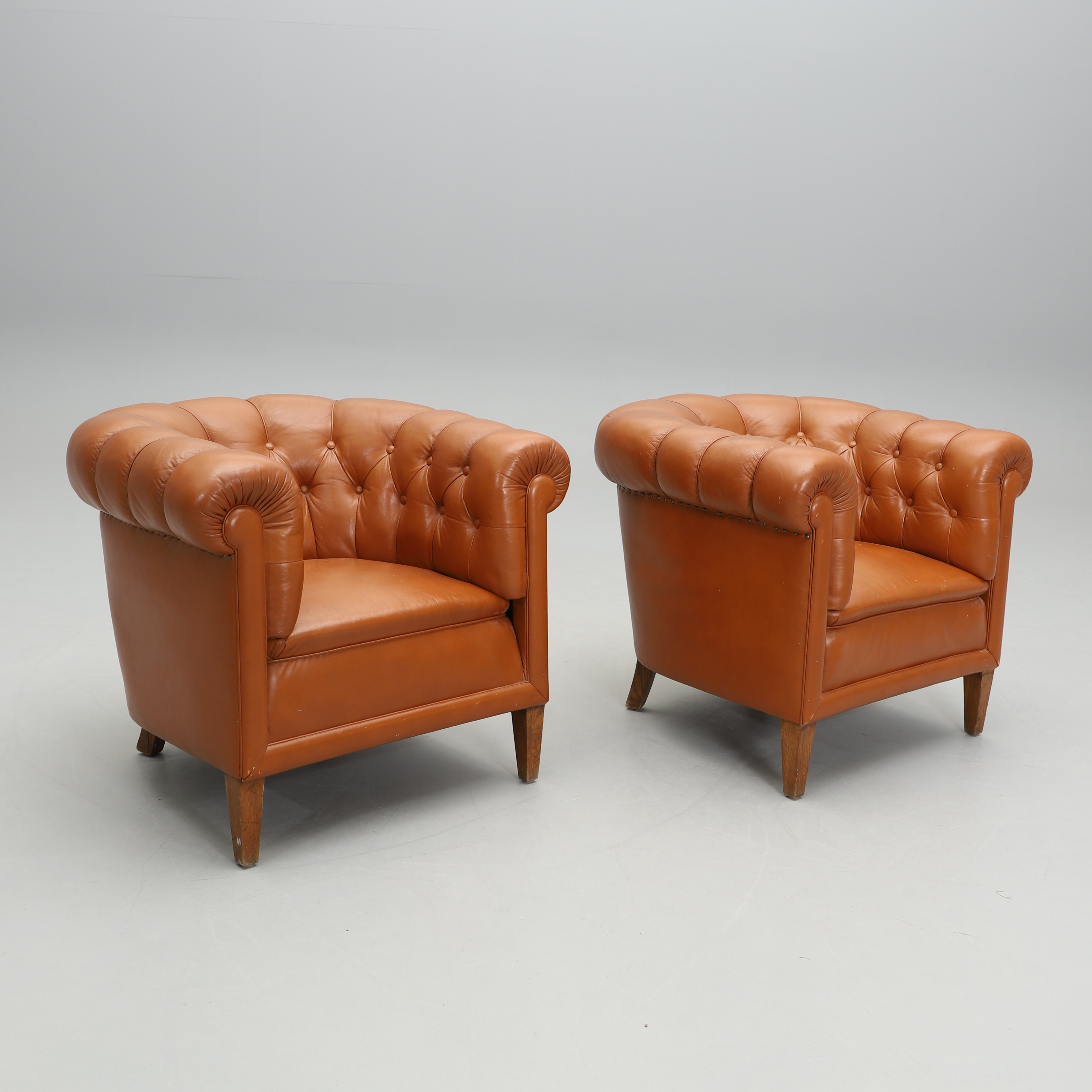 CLUBFÅTÖLJER, 1 par, läder, 1900-tal.