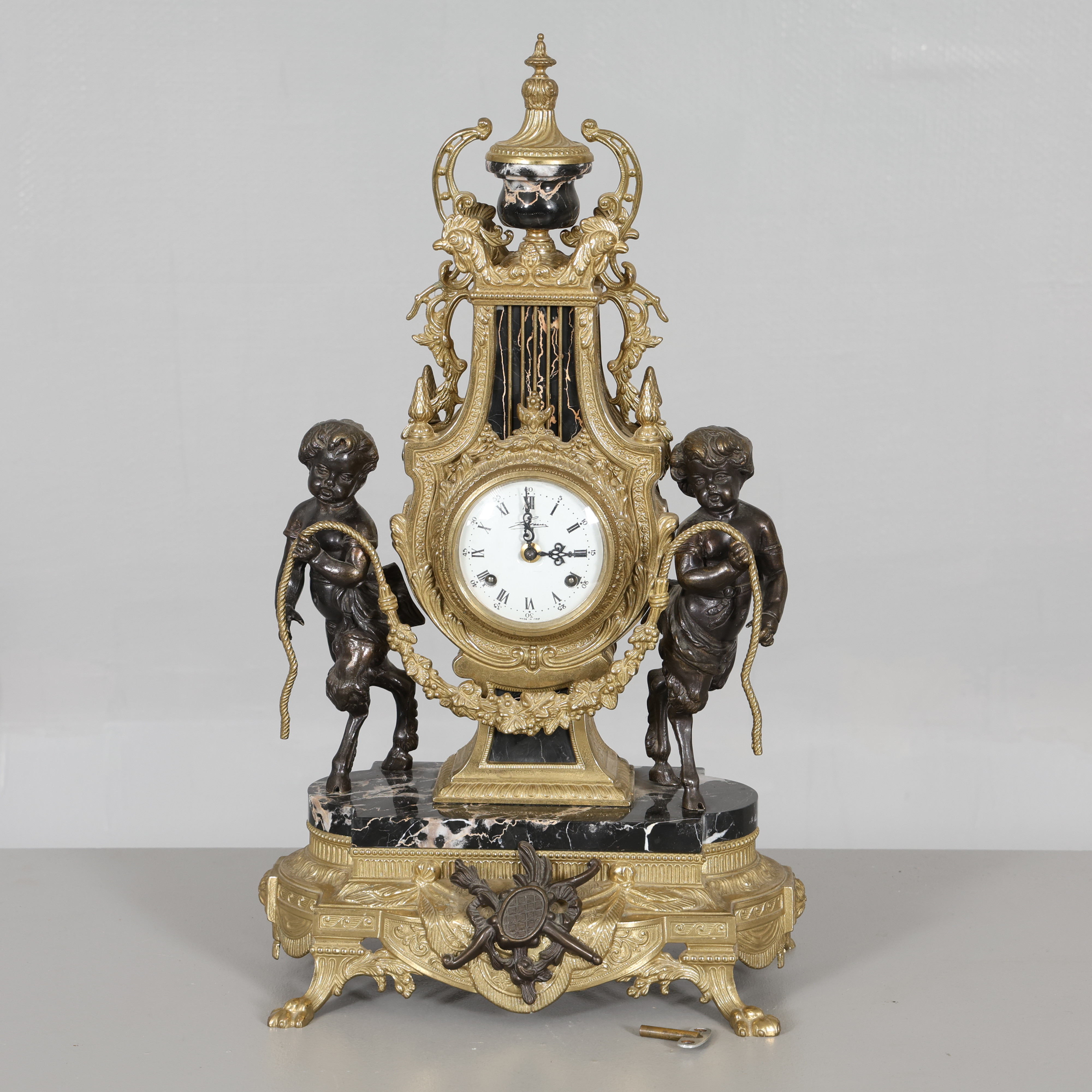 BORDSUR, förgylld mässing samt marmor, FHS Germany, 1900-tal.