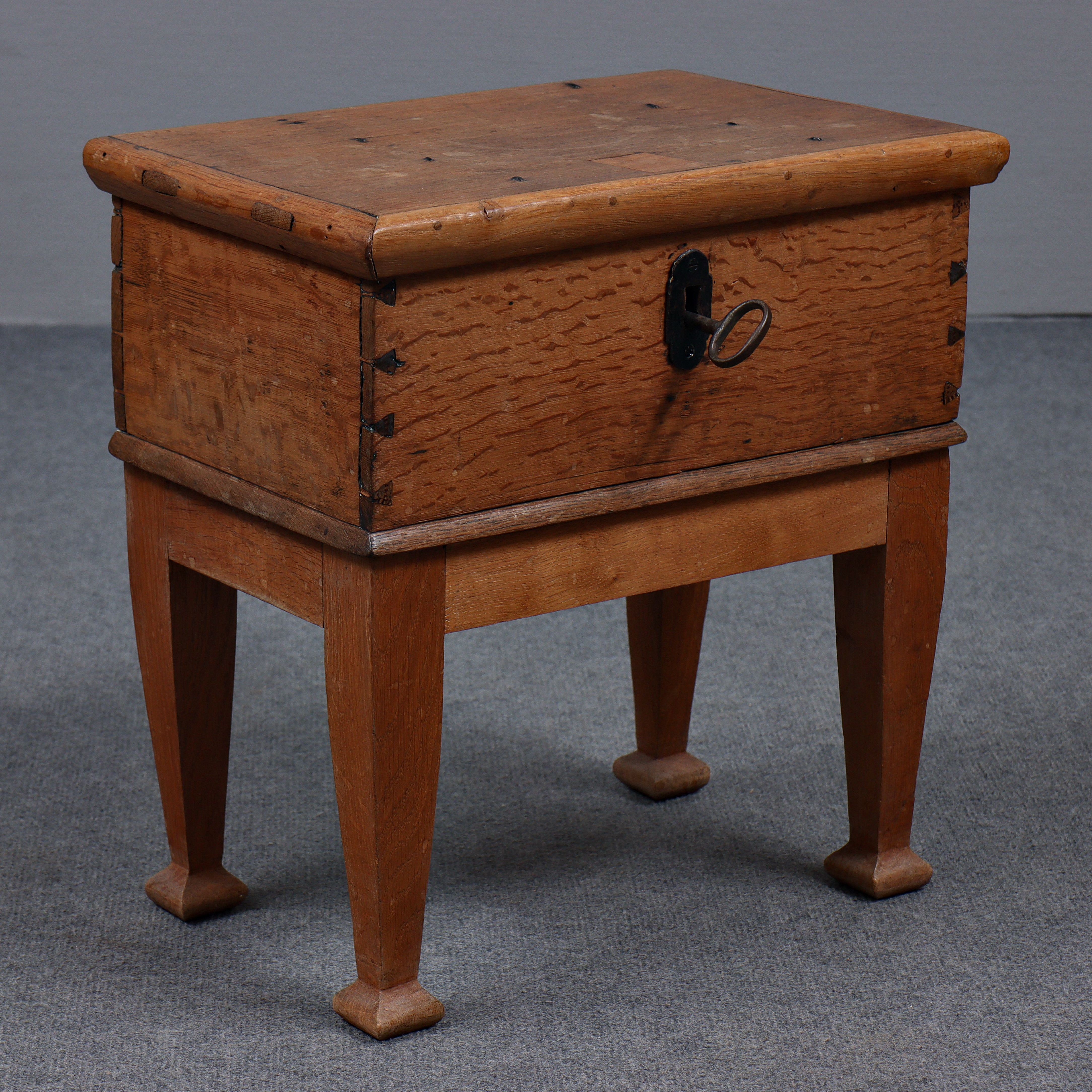 LITET SKRIN 1700-TAL (1770), EK, SMIDE.