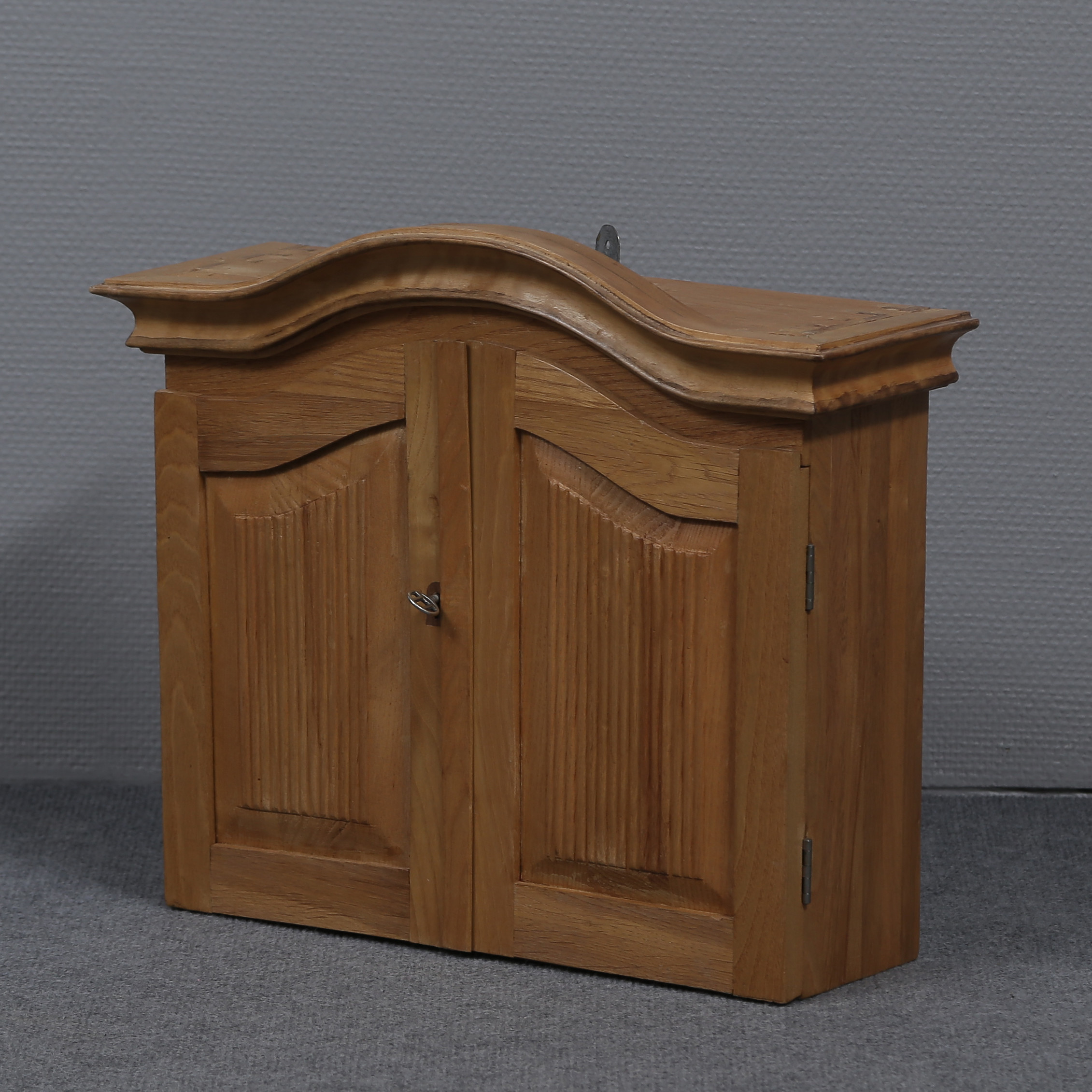 LITET VÄGGSKÅP, MASSIVT TRÄ, MÖBELSNICKARE ÖLAND, TILLVERKAT 1900-TALETS ANDRA HÄLFT.