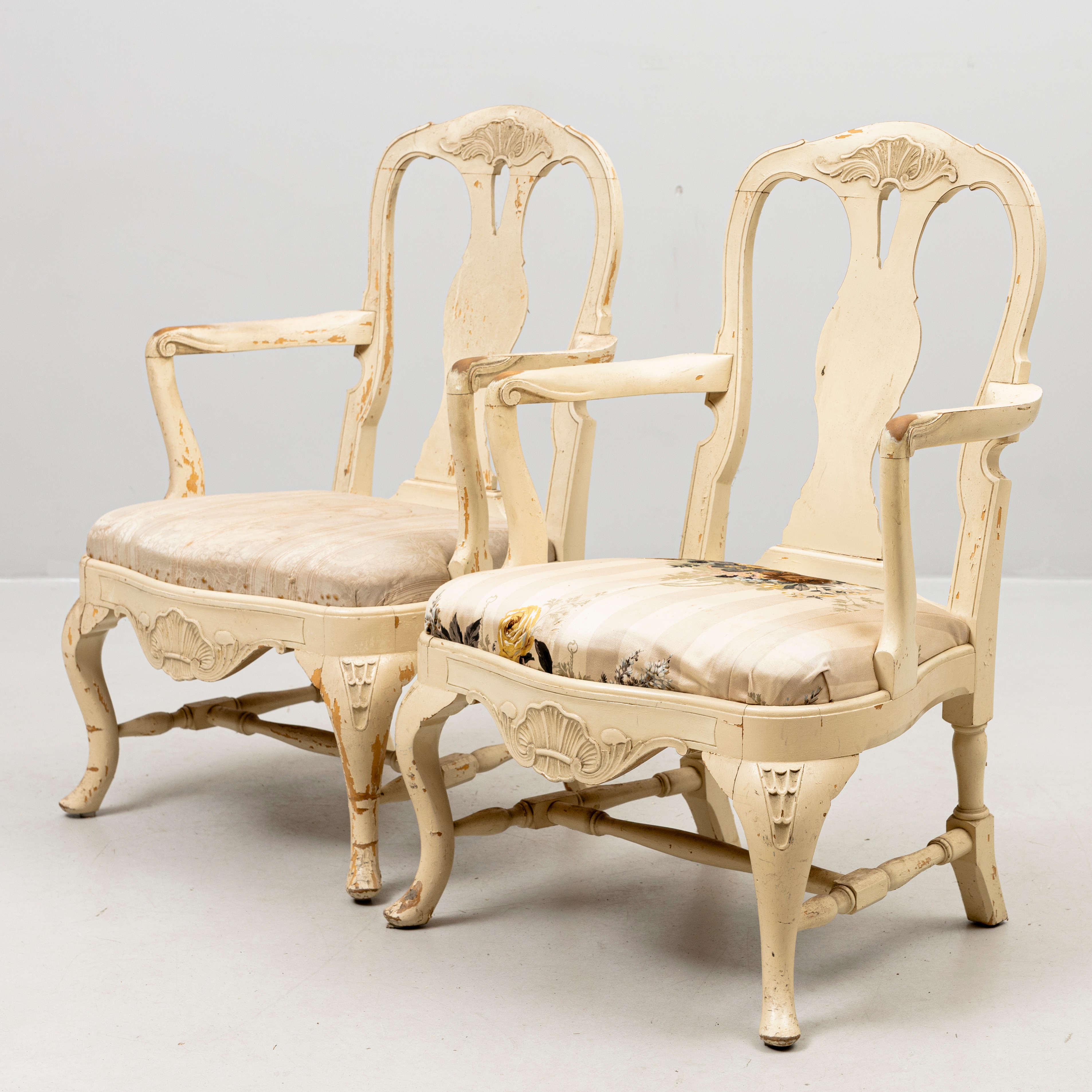 KARMSTOLAR, ett par, Rokoko-stil, 1900-tal.