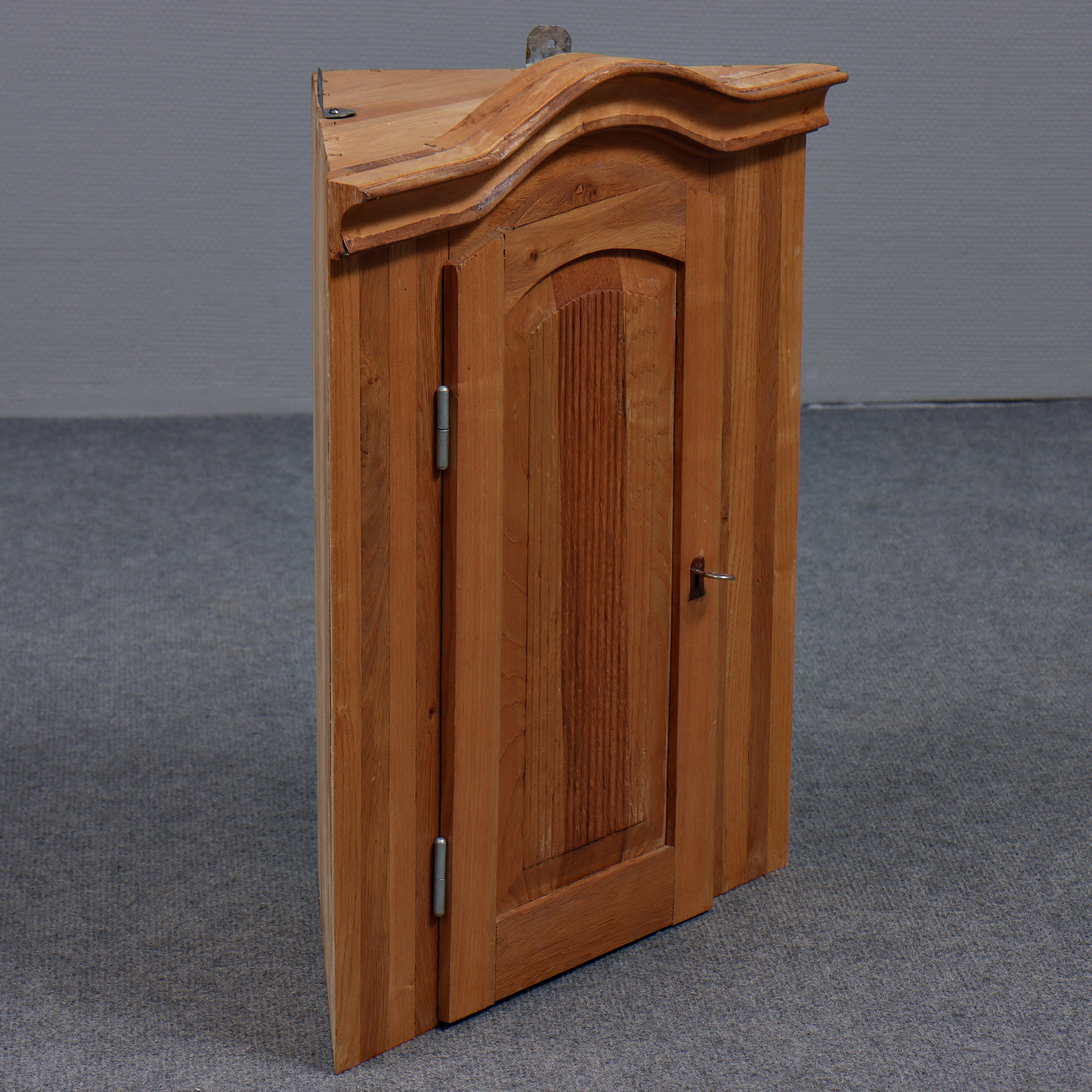 VÄGGSKÅP, MASSIVT TRÄ, MÖBELSNICKARE ÖLAND, TILLVERKAT 1900-TALETS ANDRA HÄLFT.