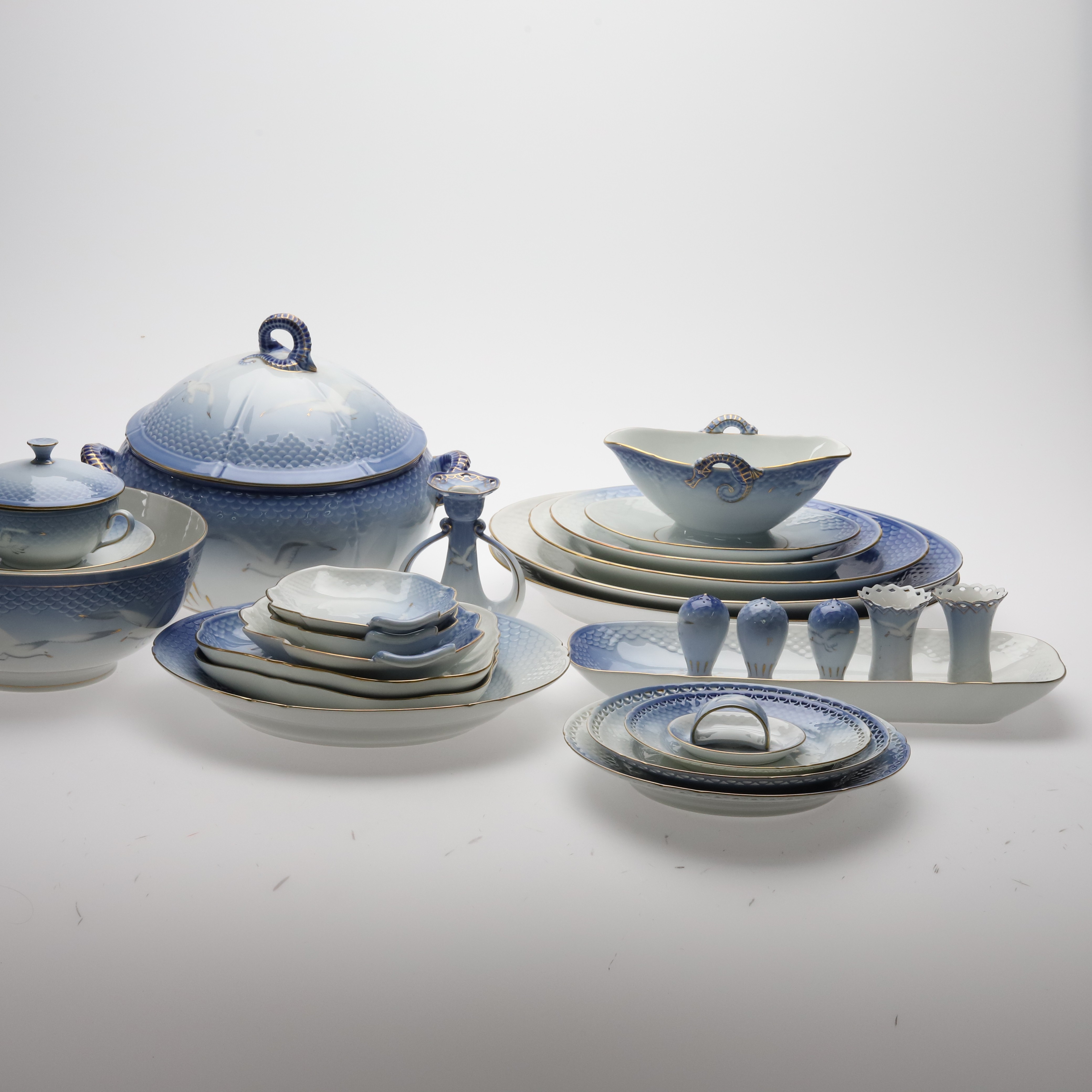 MATSERVIS. 131 delar, porslin, "Måsen", Bing & Gröndahl.