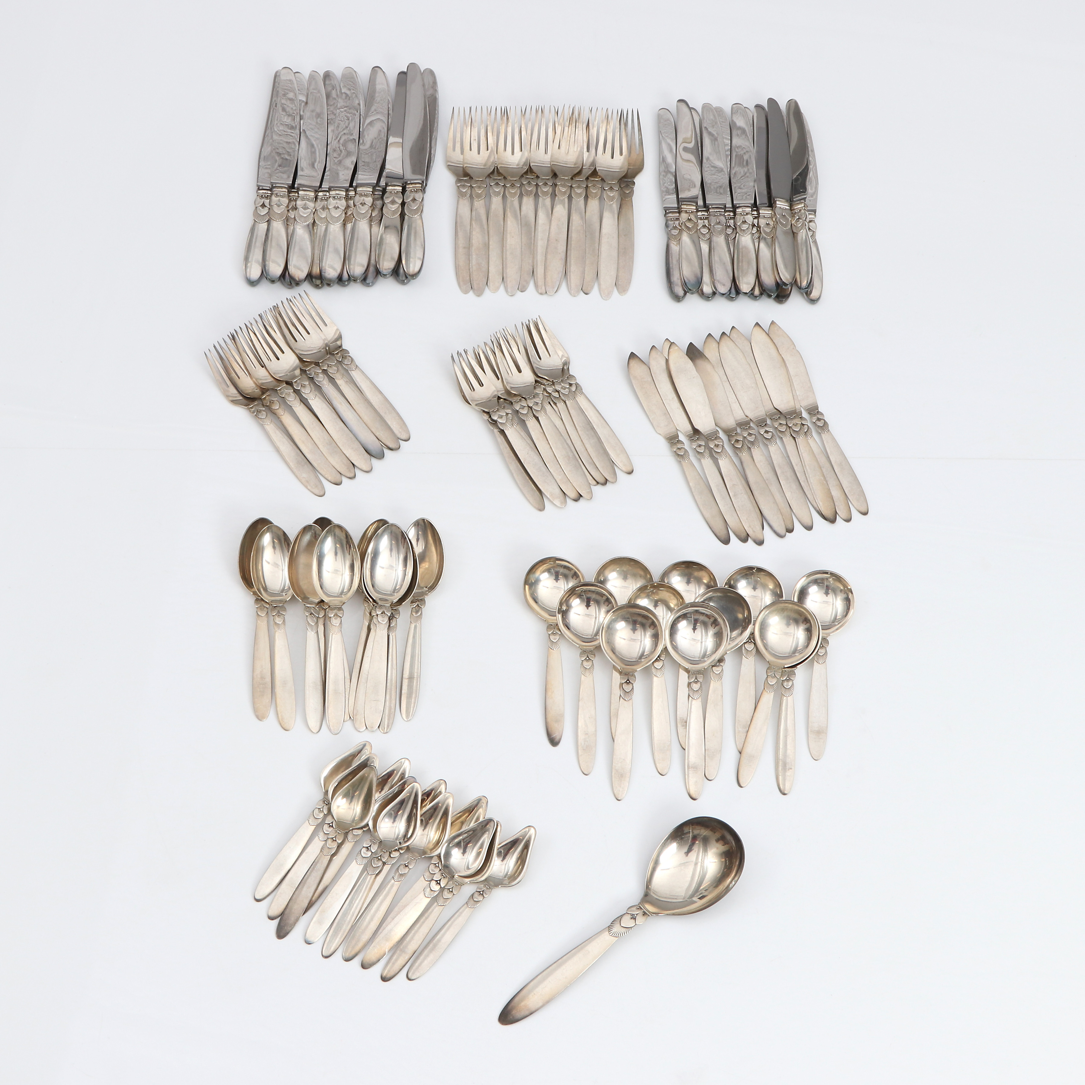 GUNDORPH ALBERTUS. BESTICKUPPSÄTTNING, 105 DELAR. Sterlingsilver. Georg Jensen, "Cactus", modellen formgiven 1930. Vikt exklusive knivar med fyllda skaft 4005 gram.