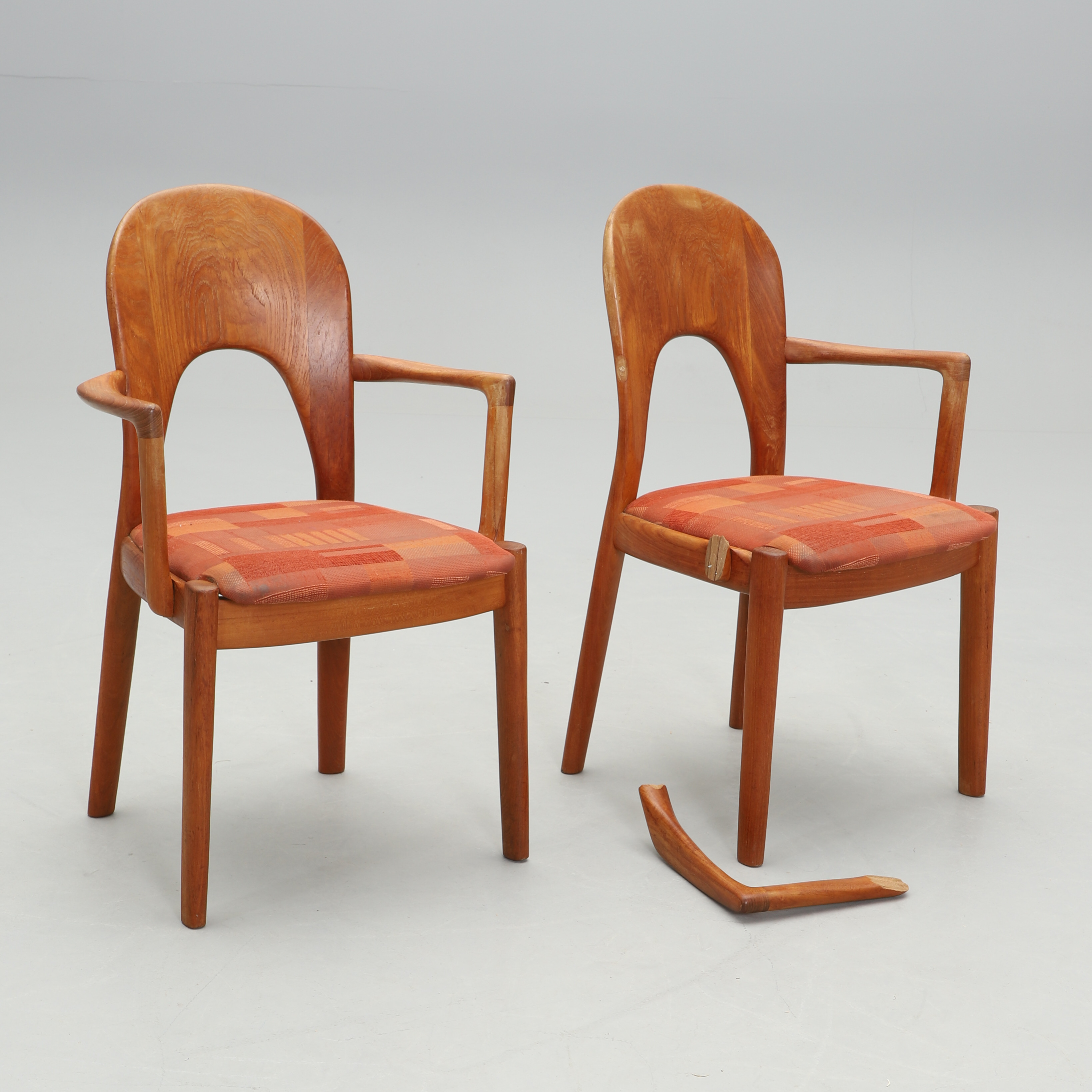 NIELS KOEFOED. KARMSTOLAR, 1 par, Koefoeds Hornslet, Danmark, 1900-talets andra hälft.