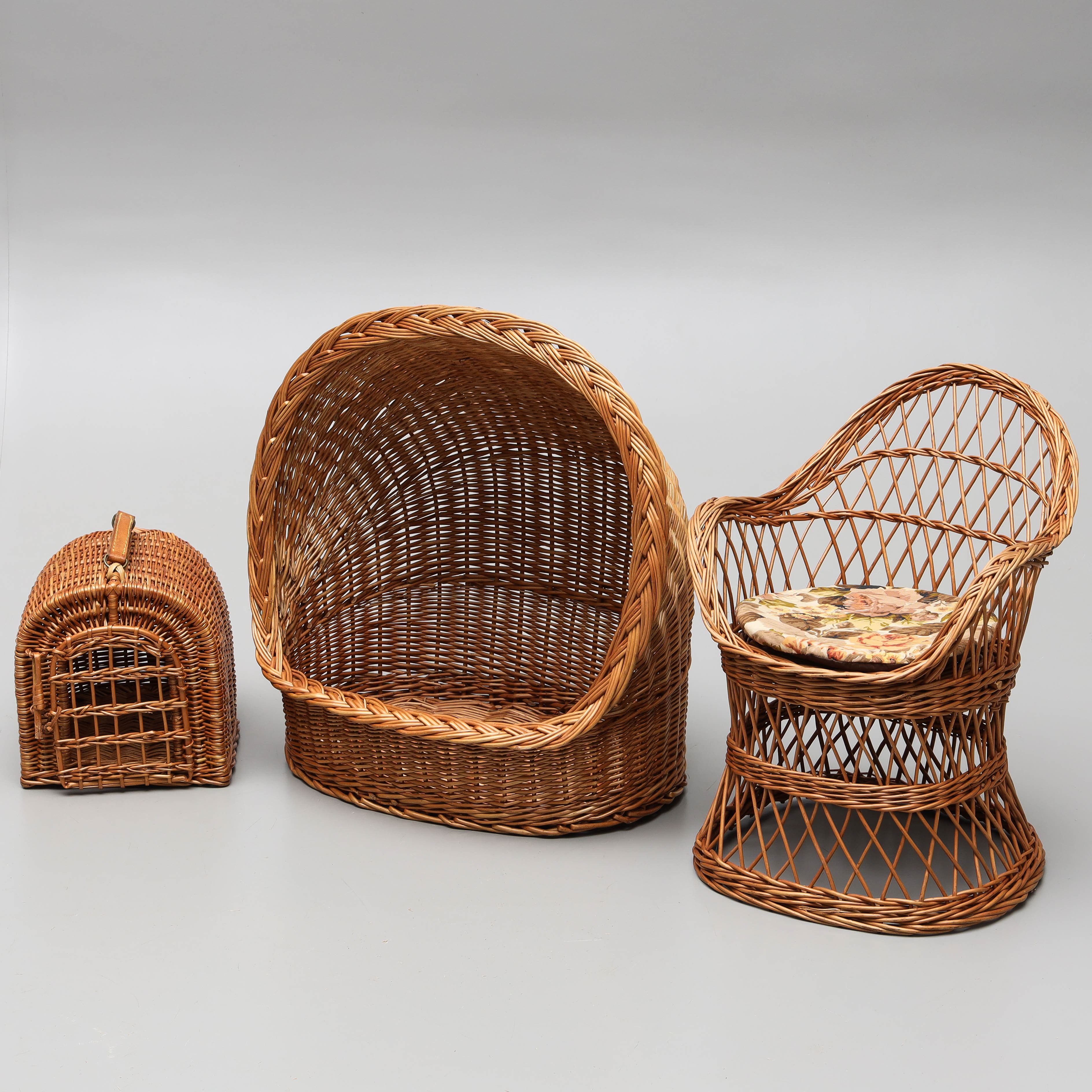 SAMLING BRUKSFÖREMÅL, 3 delar, flätad rotting, djurbädd, transportbur & korgstol, barnmodell, 1900-tal.