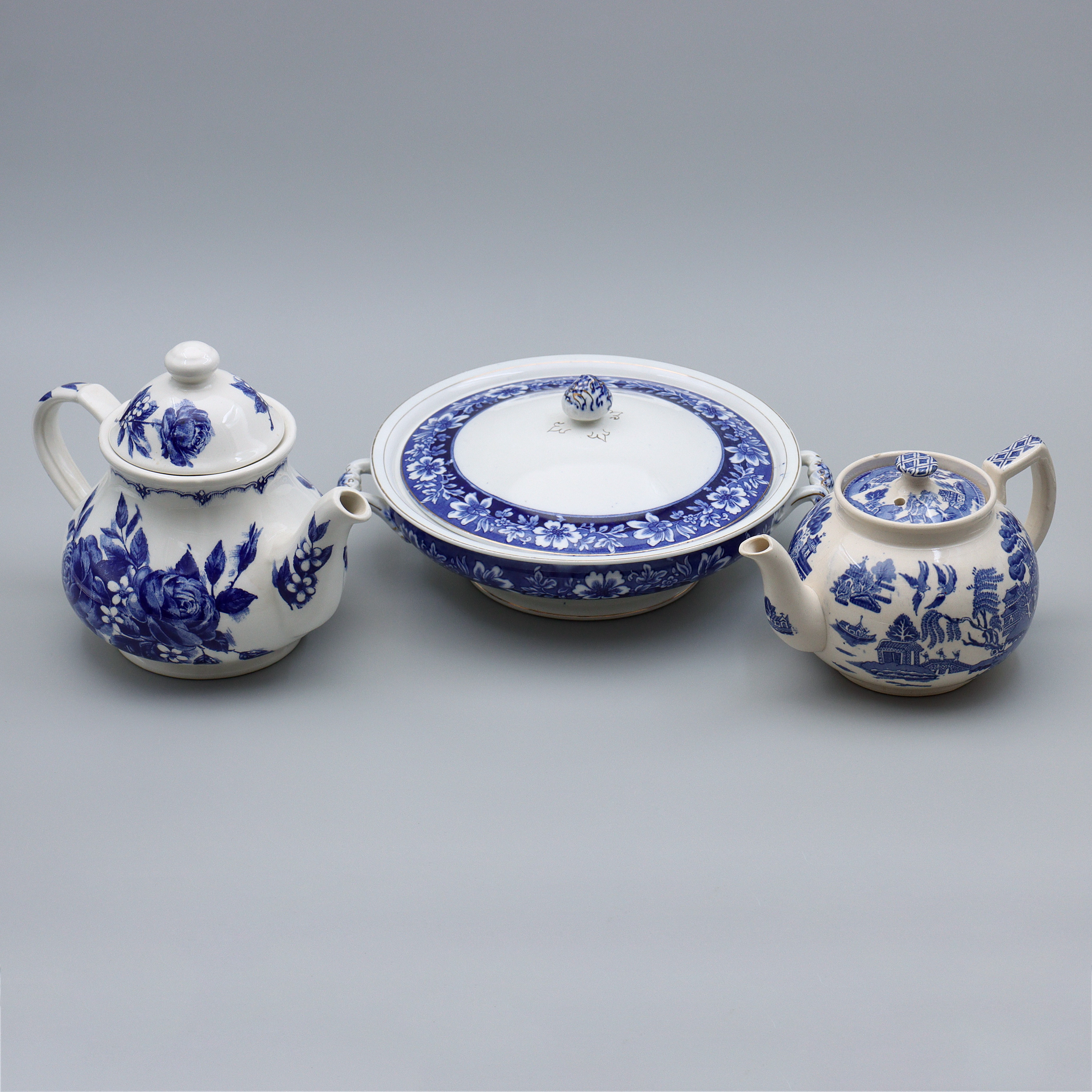 TEKANNA "VICTORIA" ENGLAND, TEKANNA IRLAND SAMT TERRIN "JOHNSON BROS" ENGLAND.