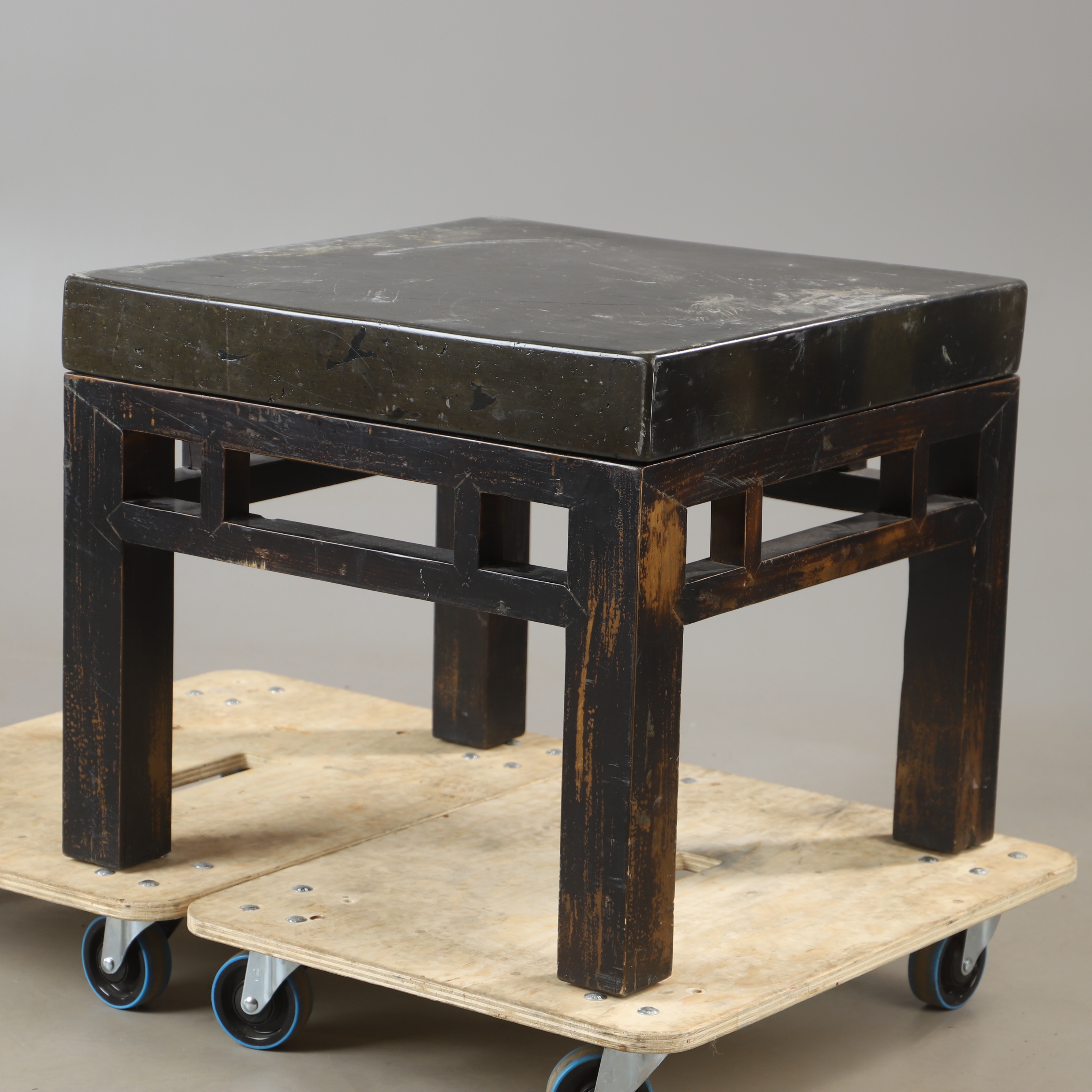 SOFFBORD, stenskiva med träunderede, Asien.