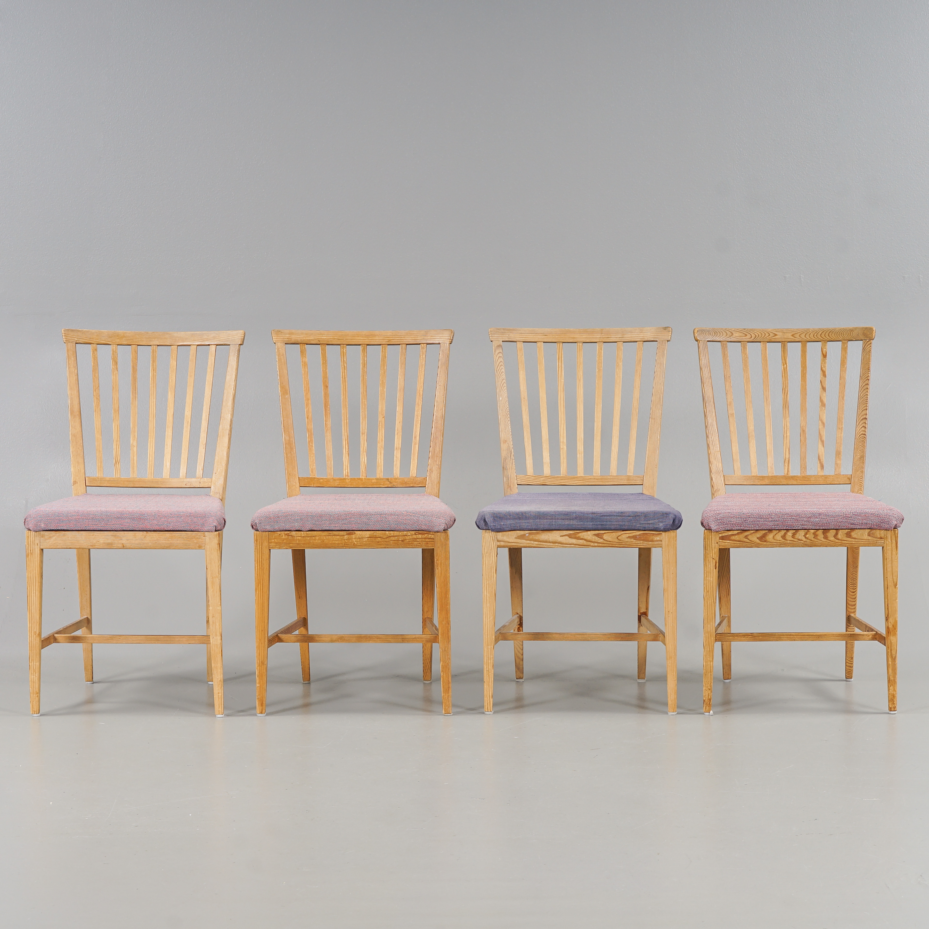 CARL MALMSTEN. Stolar 4 stycken "Vardags" Furu, 1900-talets mitt.