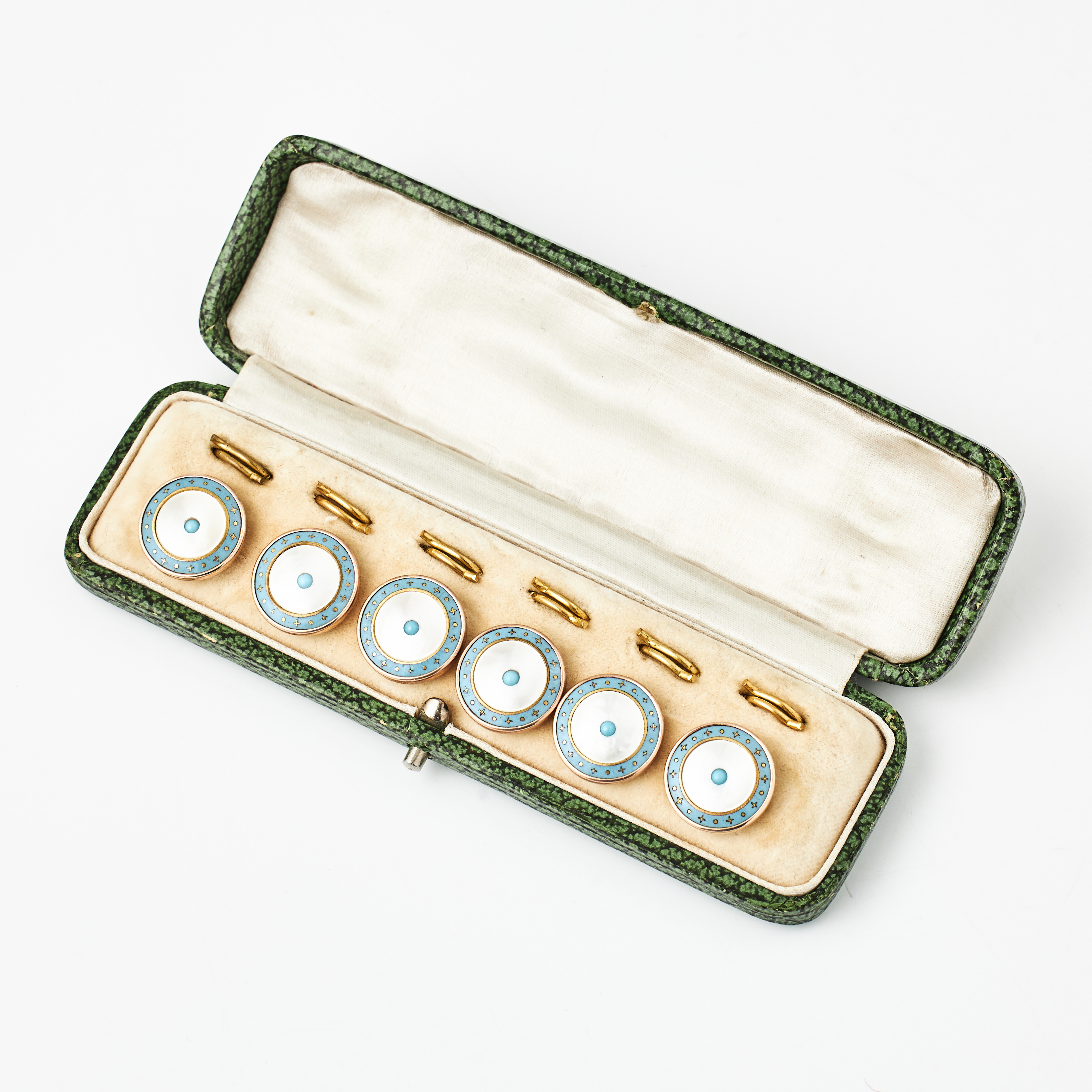 SKJORTKNAPPAR, 6 st., förgyllda, pärlemor, dekor med turkos emalj, omkring 1900.