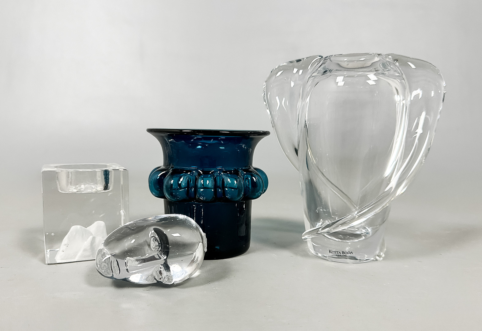 BERTIL VALLIEN. KONSTGLAS, 4 delar, signerade, Kosta Boda.