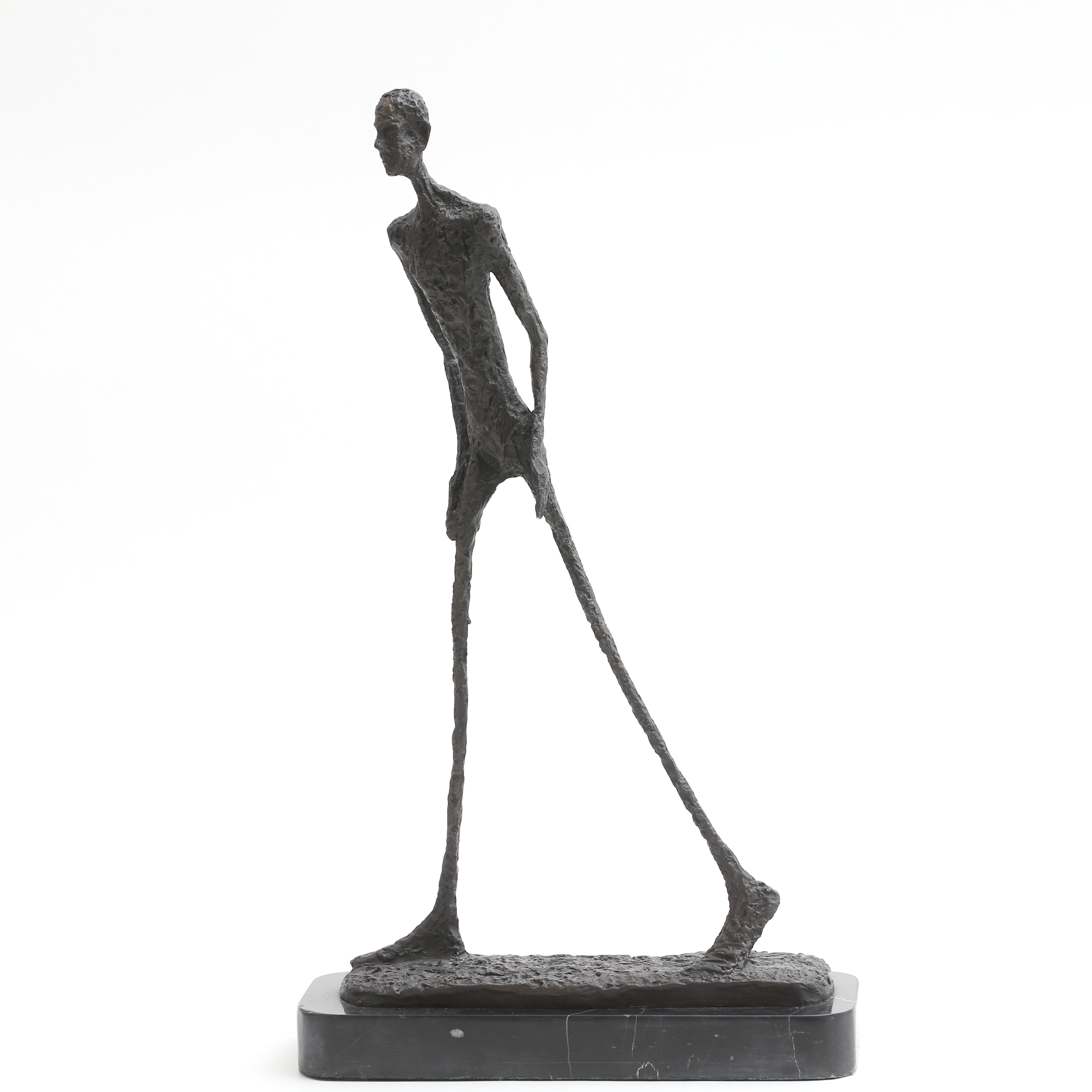 ALBERTO GIACOMETTI (1901-1966). EFTER. Skulptur, brons, gående man på stensockel.