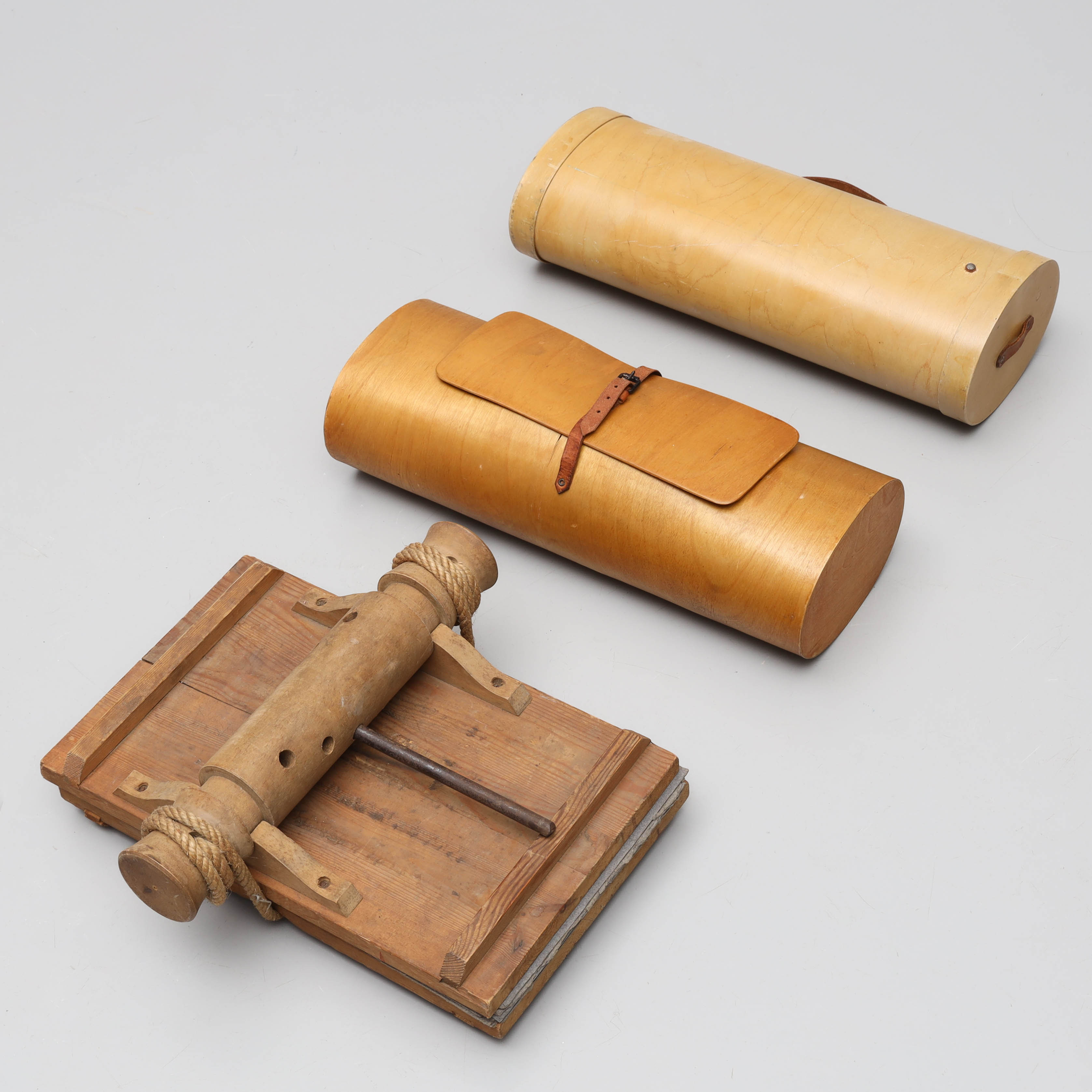 PORTÖRER samt VÄXTPRESS, 3 st, trä, 1930/40-tal.