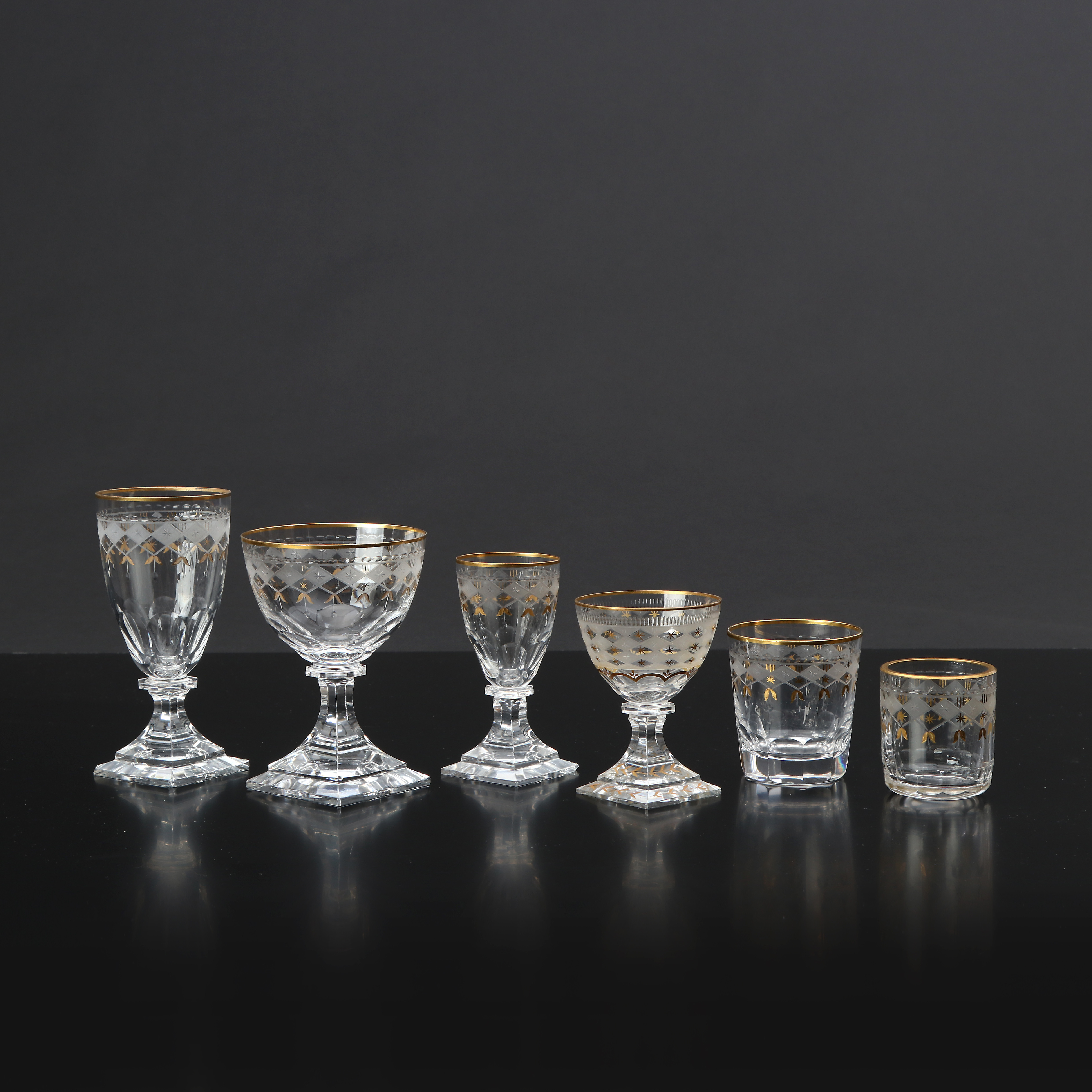 KOSTA, GLASSERVISDELAR, 31 ST. Glas med slipad och förgylld dekor. "Odelberg Junior".