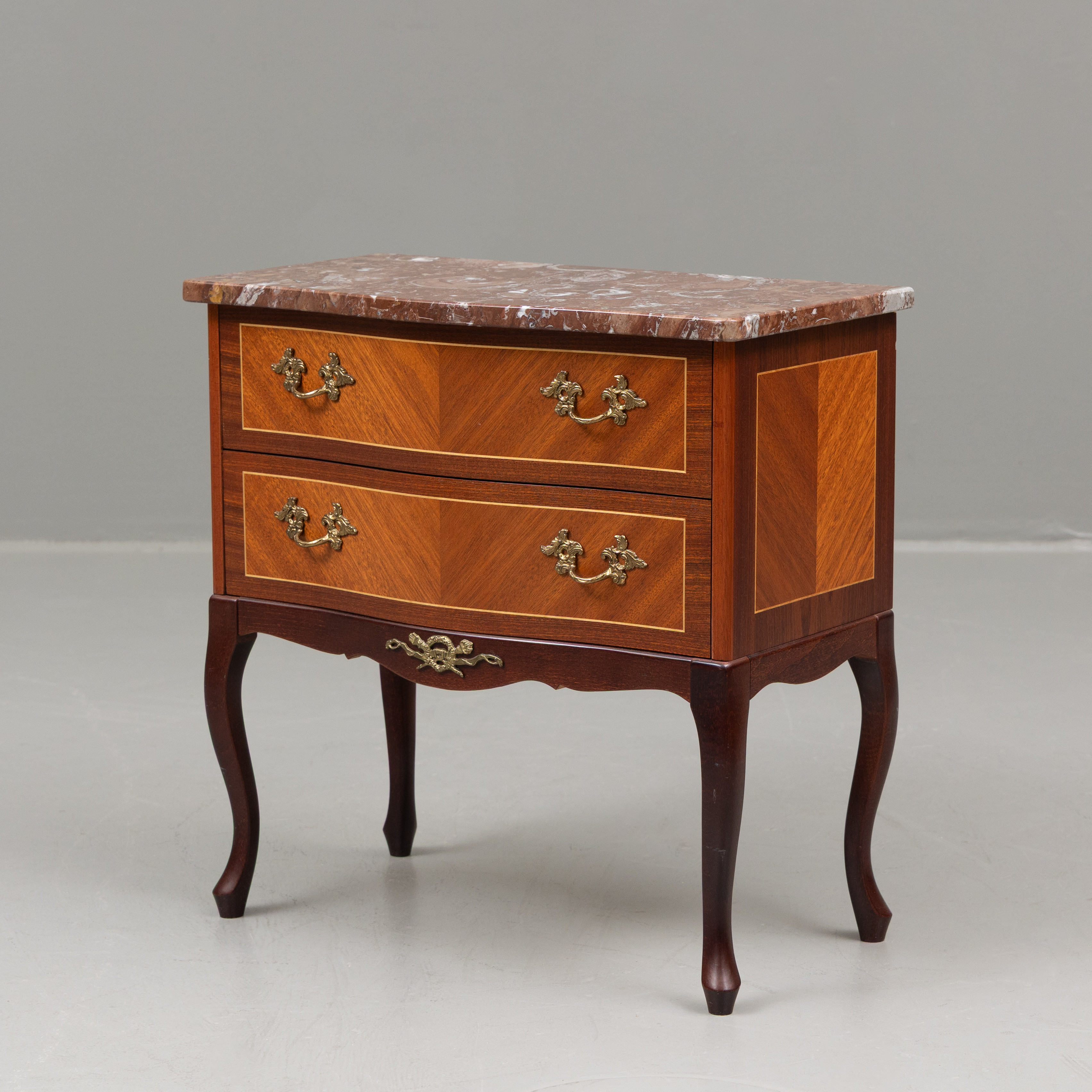 BYRÅ, marmorskiva, rokokostil, 1900-talets andra hälft.