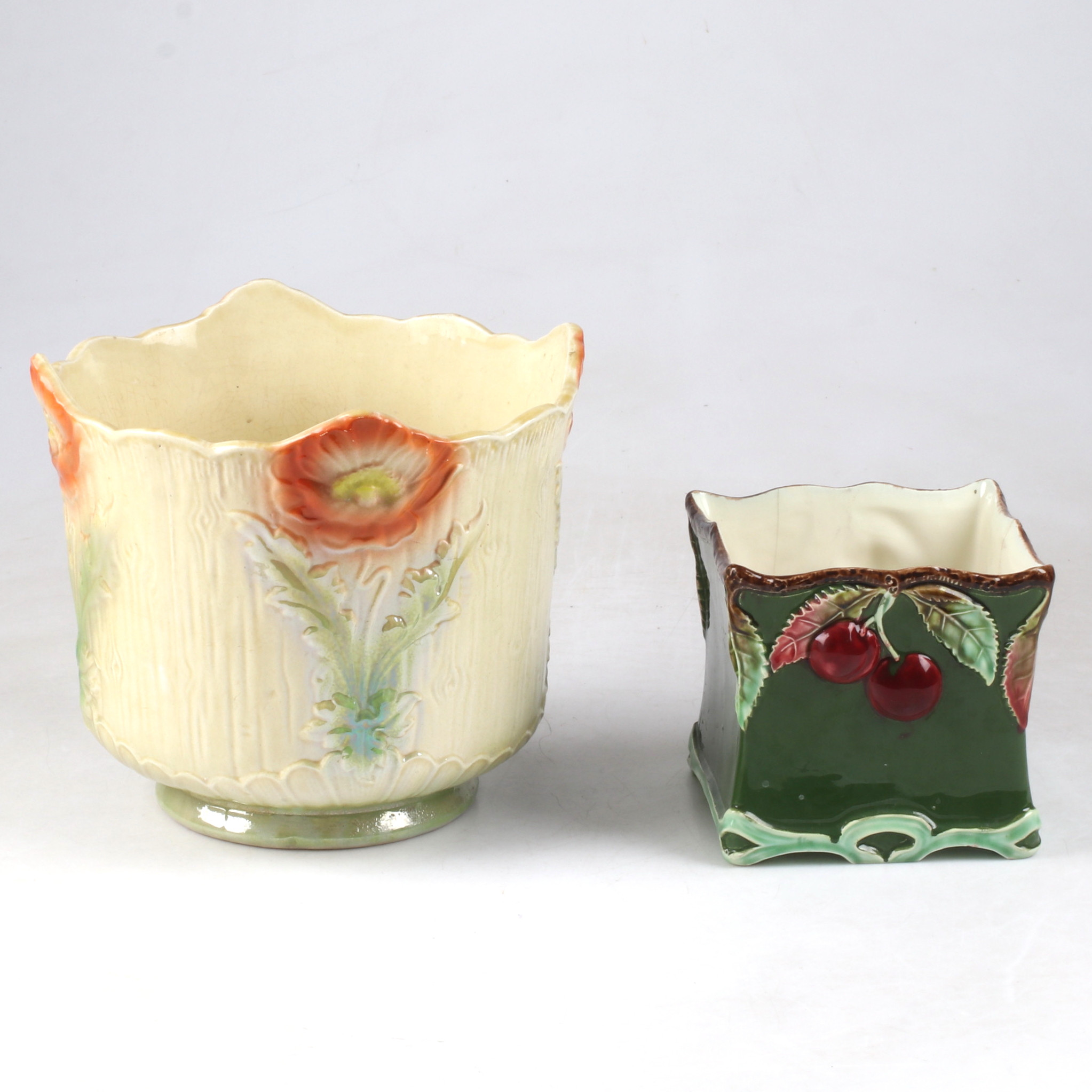 YTTERFODER, 2 st, keramik, jugend. 1900-talets första del.