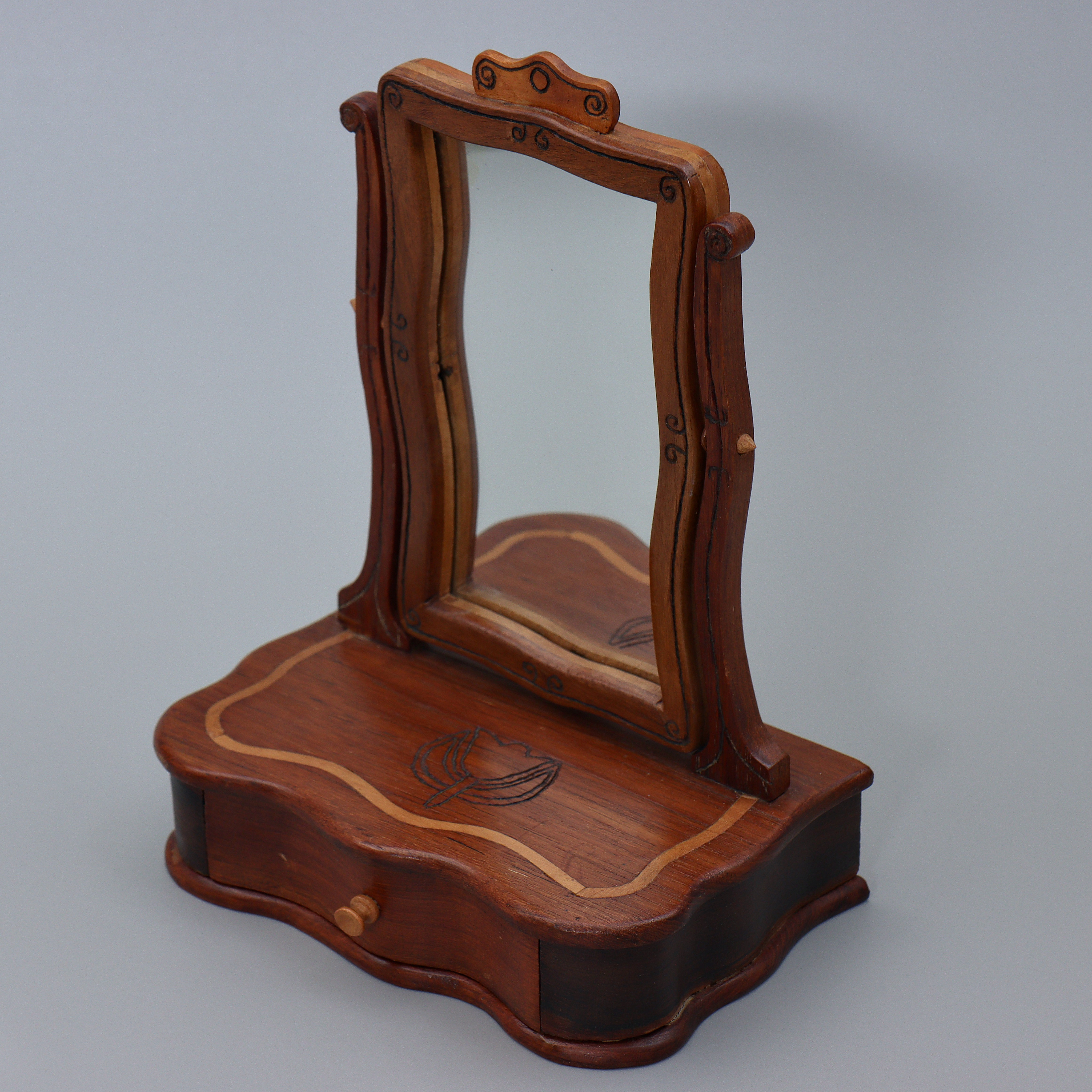 MINIATYRMÖBEL, SPEGEL, TRÄ, MÖBELSNICKARE ÖLAND, TILLVERKAT 1900-TALETS ANDRA HÄLFT.