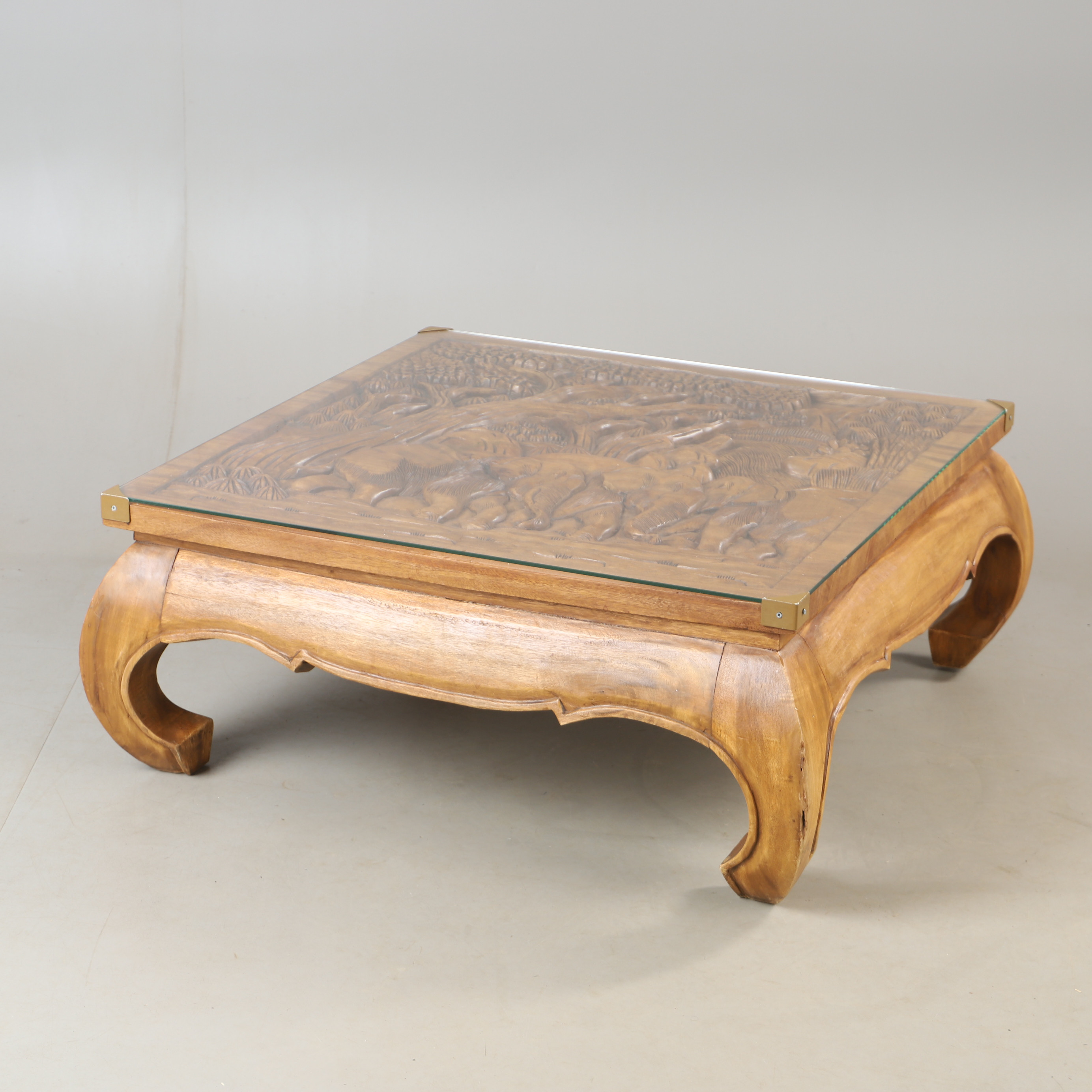SOFFBORD, rikligt snidat trä med glasskiva, Asien.