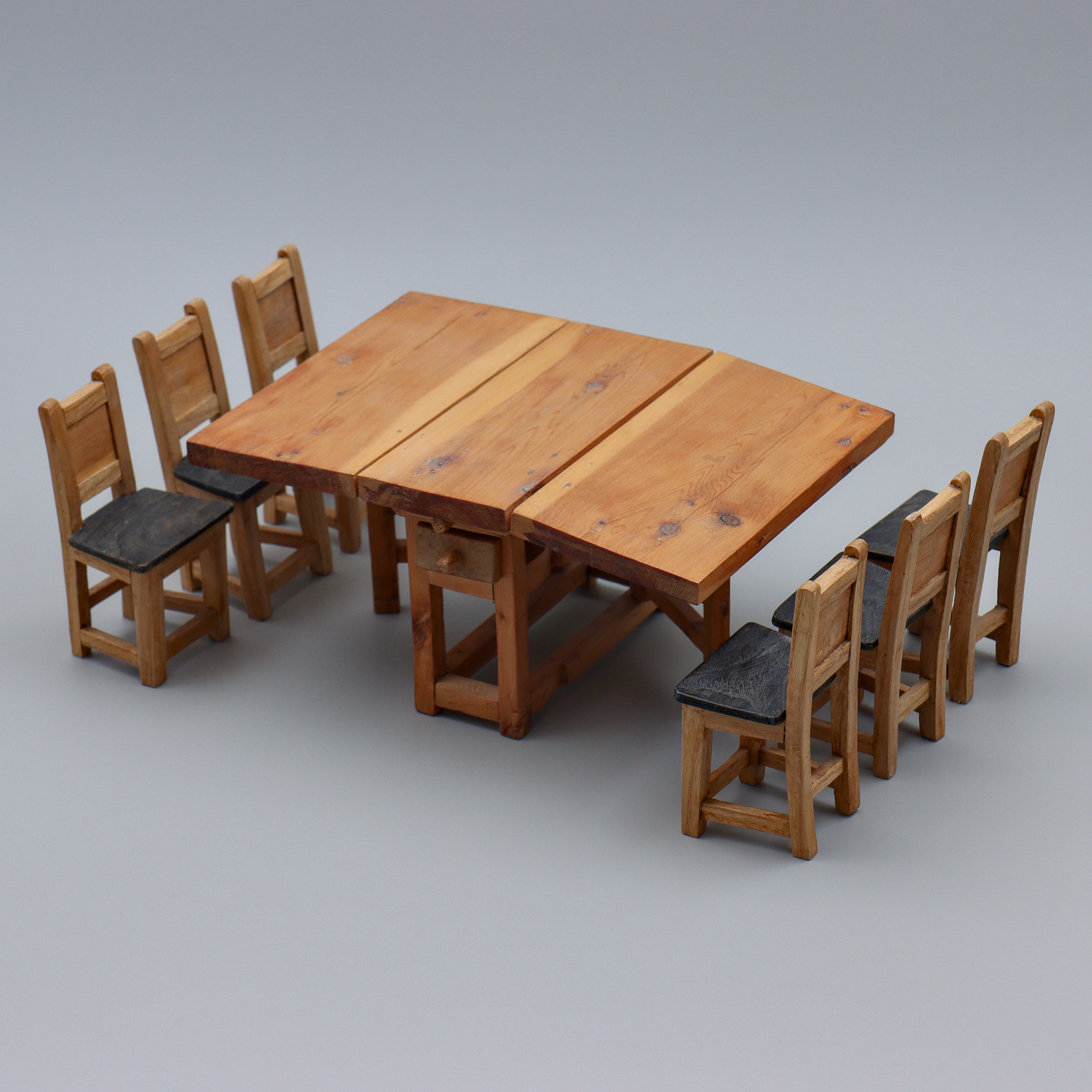MINIATYRMÖBLER, SLAGBORD MED 6 STOLAR, MÖBELSNICKARE ÖLAND, TILLVERKAT 1900-TALETS ANDRA HÄLFT.