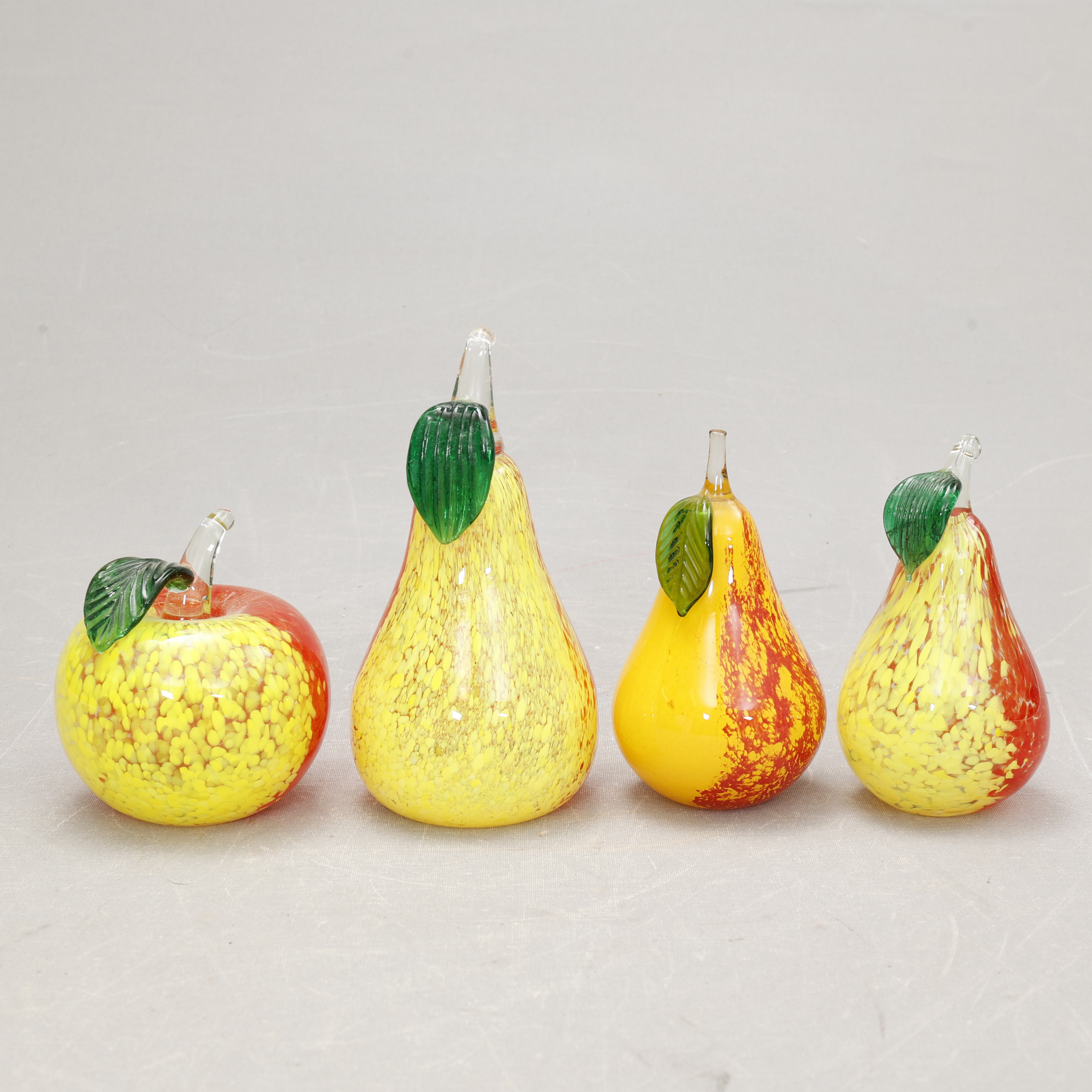 SKULPTURER, 4 stycken, glas, form av frukter.