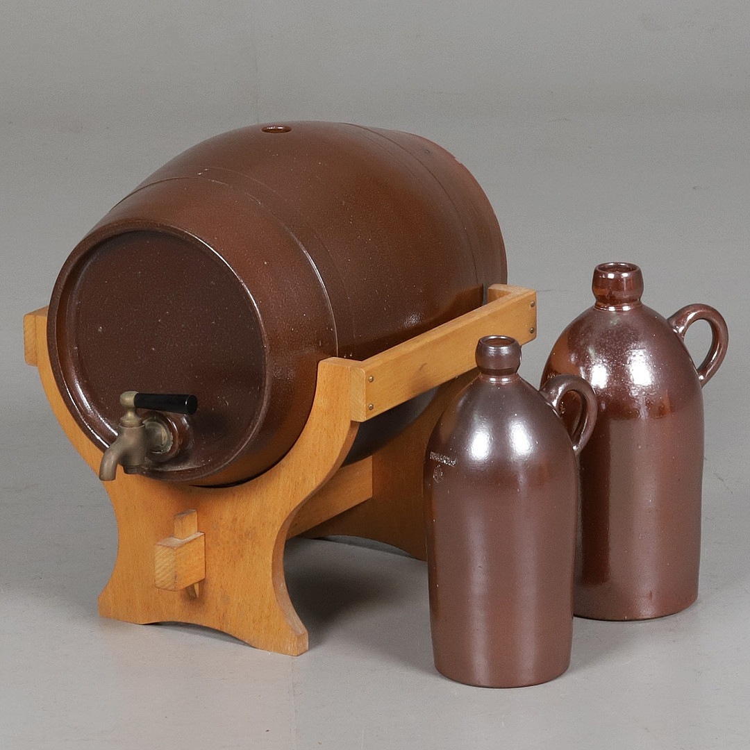 ÖLKAGGE MED TAPPKRAN PÅ STATIV & KRUS, 3 +1 delar, saltglaserad keramik, S Bolin, Höganäs.