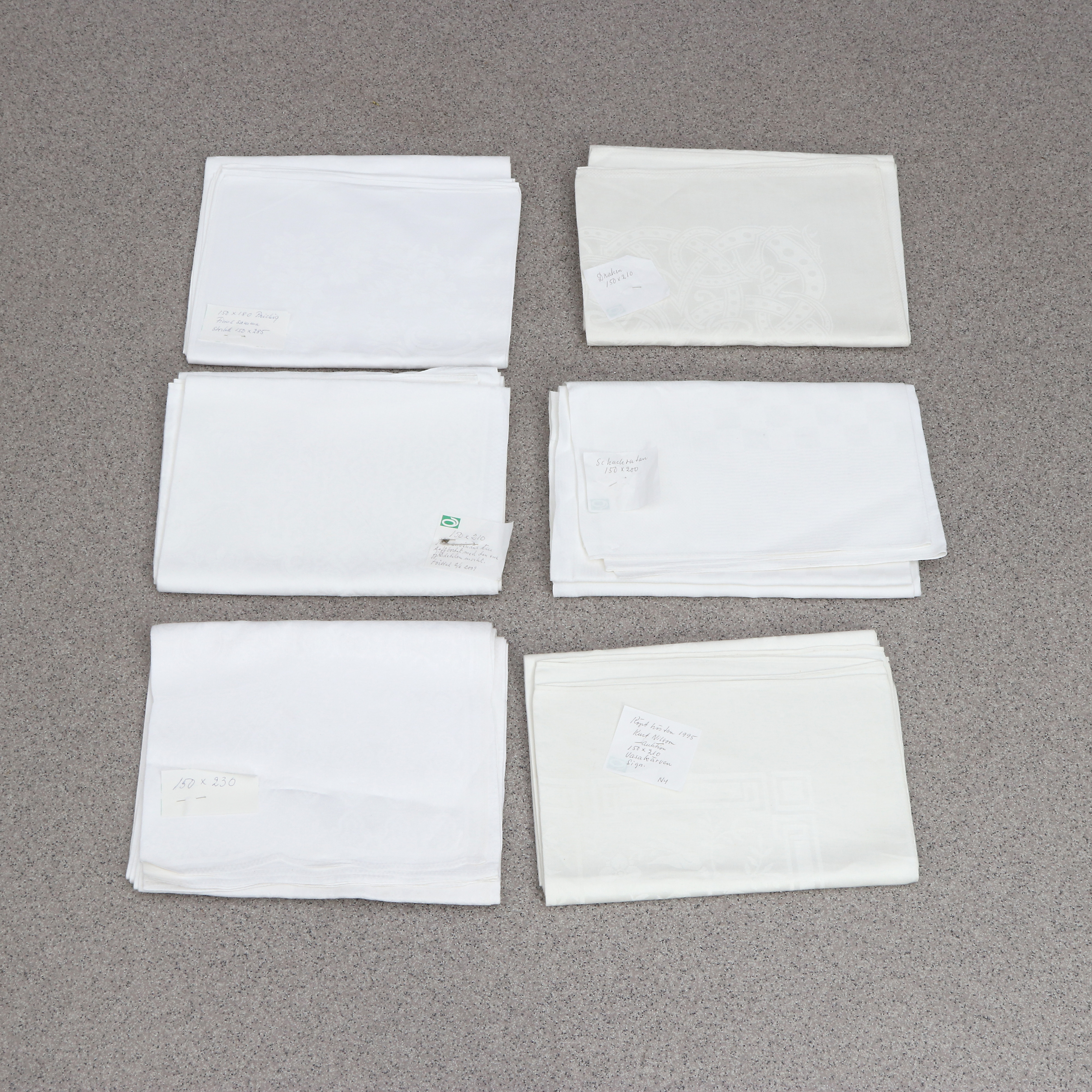 DUKAR, SEX ST. Damastvävt linne, bl.a med drakslingor.