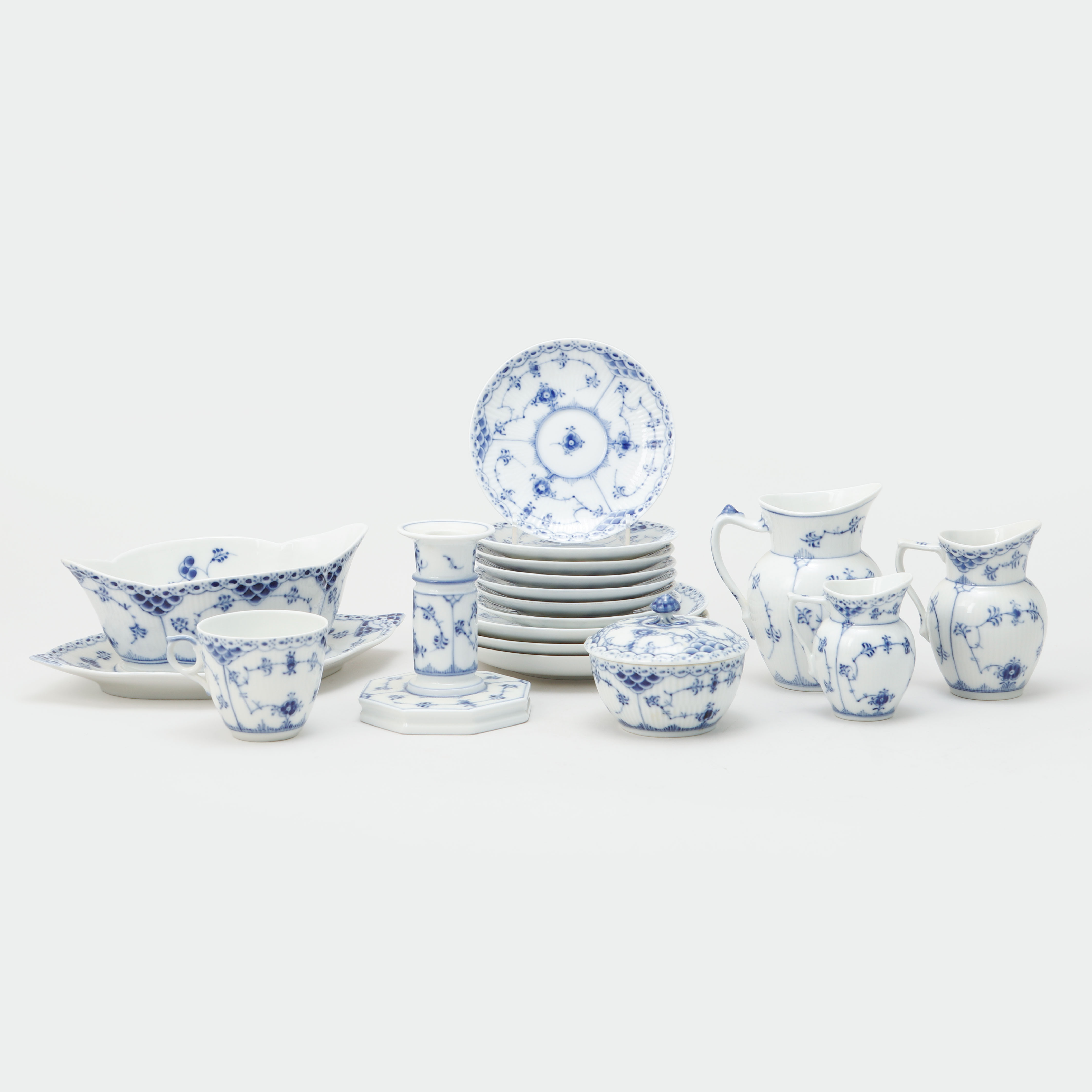 SERVISDELAR, 14 stycken, porslin, "Musselmalet", Royal Copenhagen.