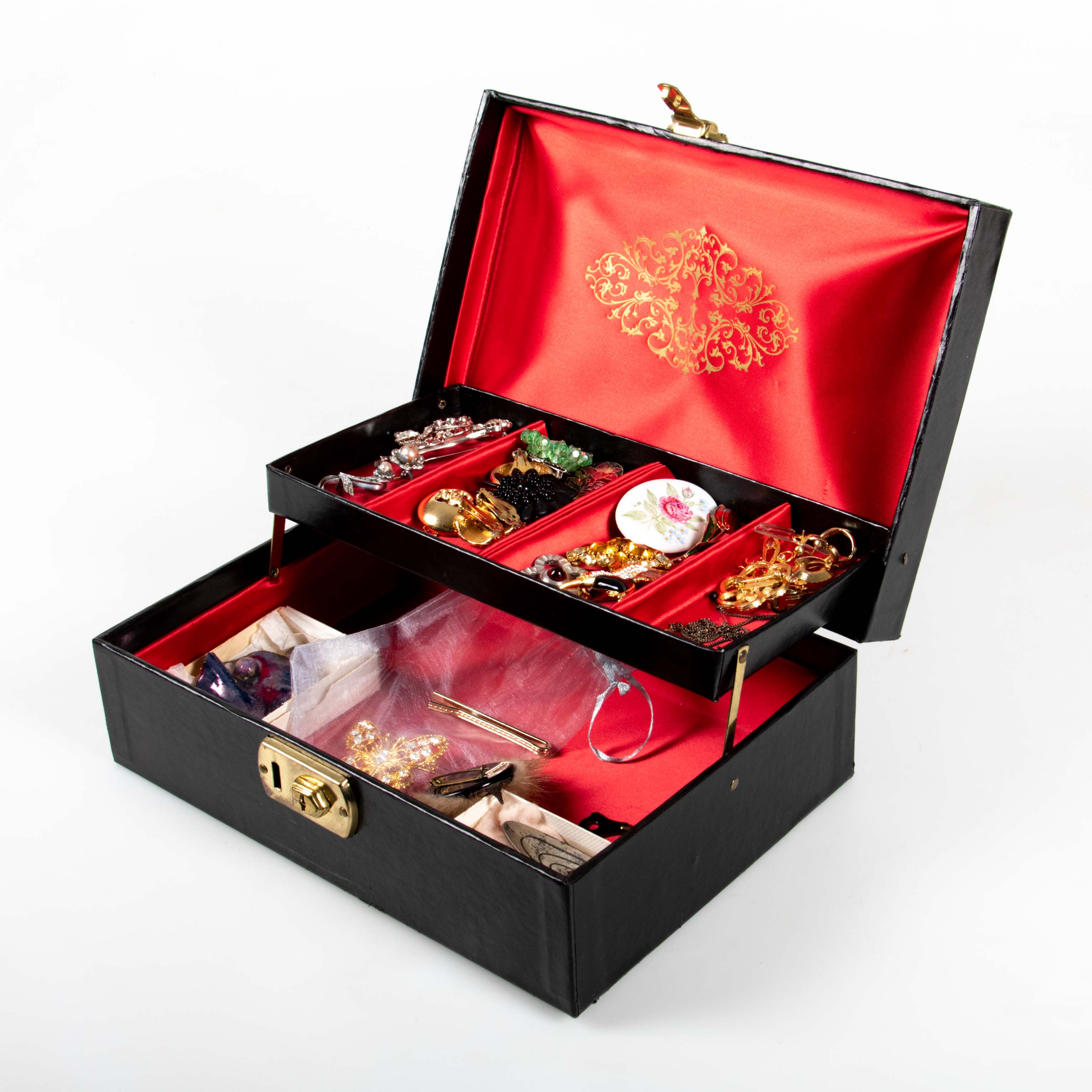 BIJOUTERIER Smyckeskrin med örhängen, broscher mm. Vitmetall, gulmetall och silver. 23 delar.