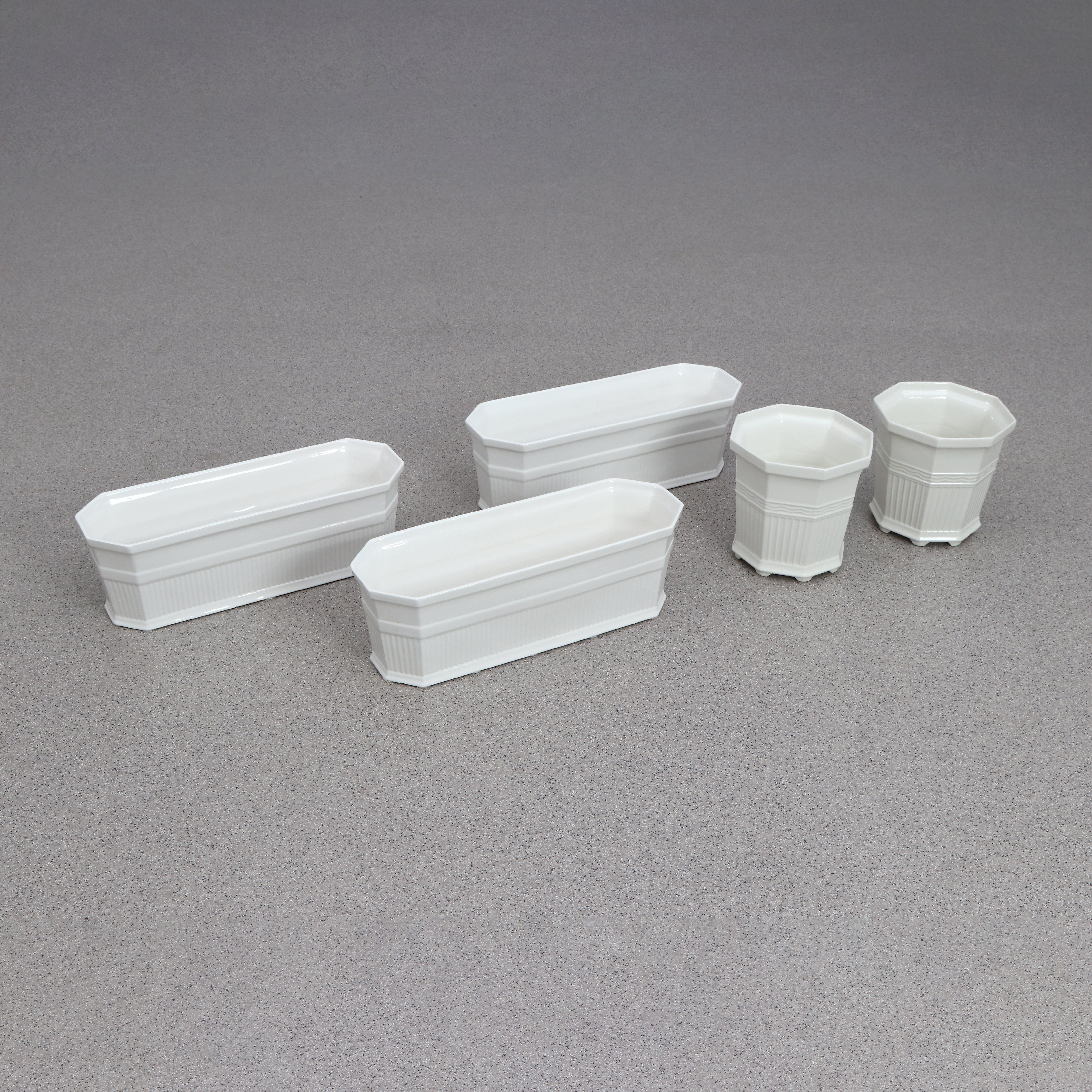 YTTERFODER, 3+2 ST. Keramik. Tre st Portugal, två st Gustavsberg, "Waldemarsudde".