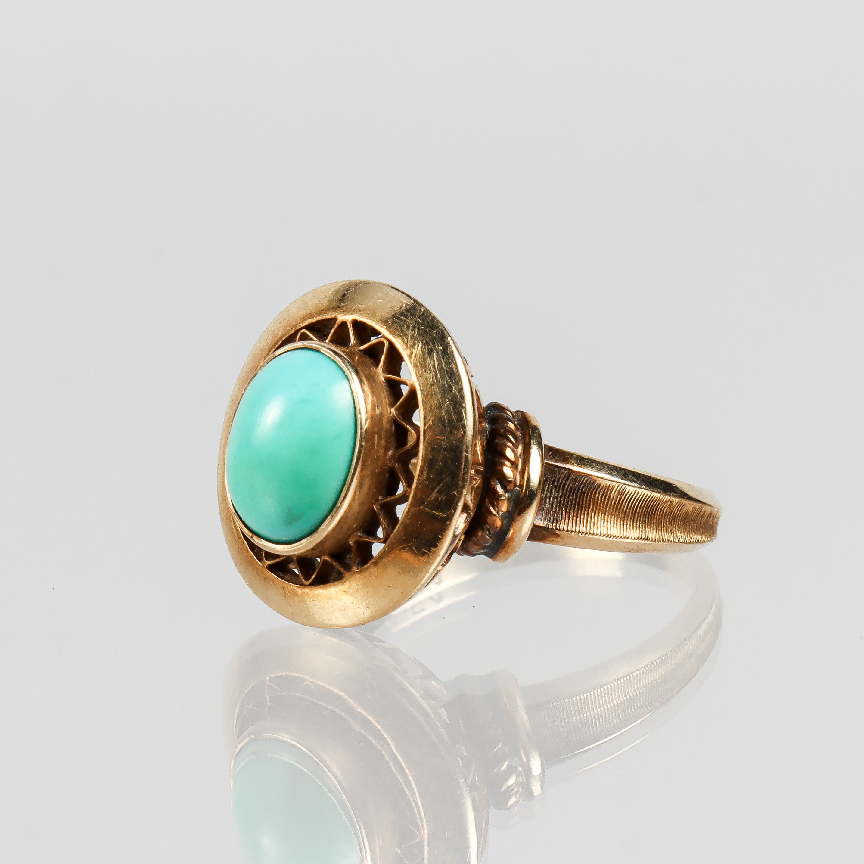 RING 18k guld med cabochonslipad turkos.