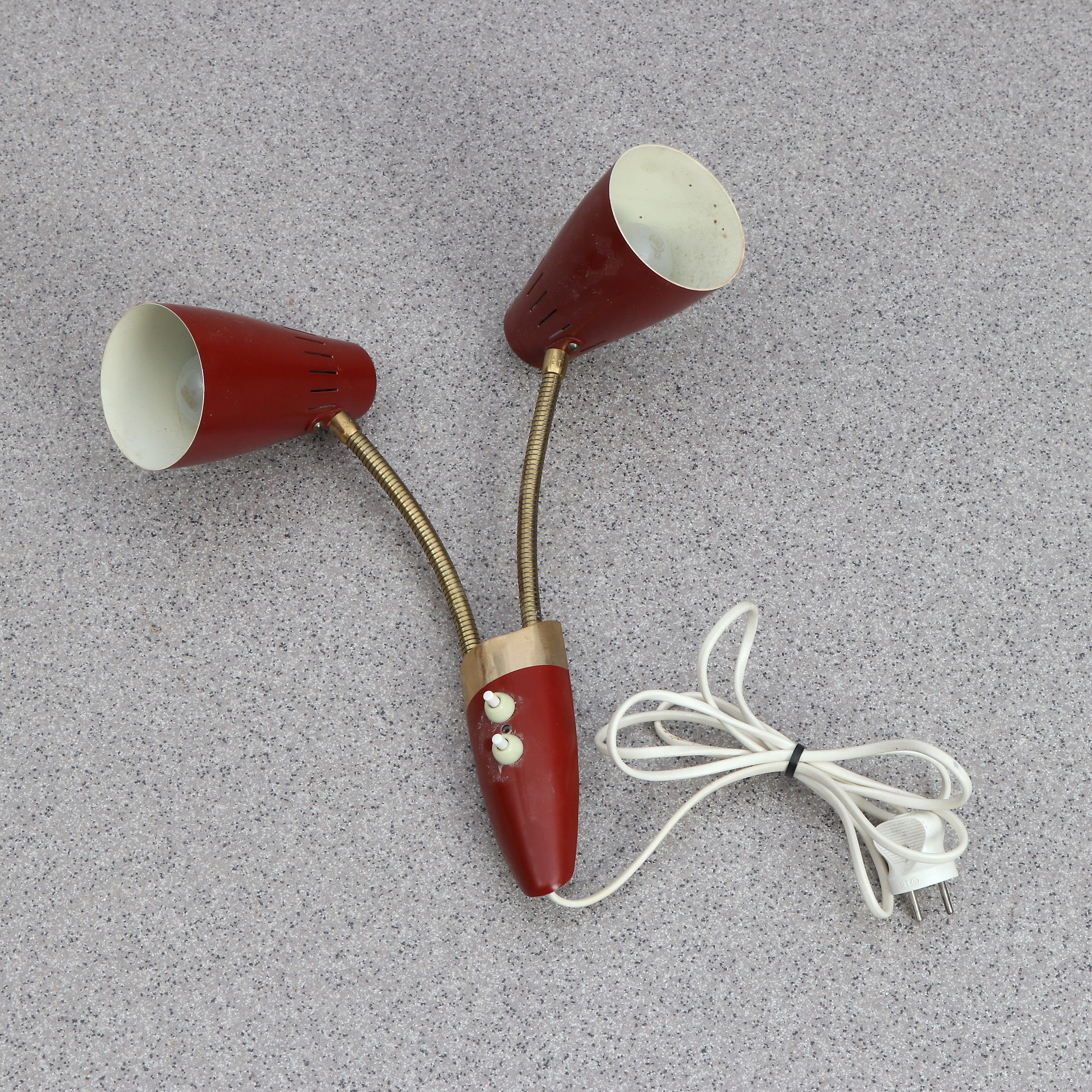 VÄGGLAMPA. Mässing och lackerad metall. 1950-tal.