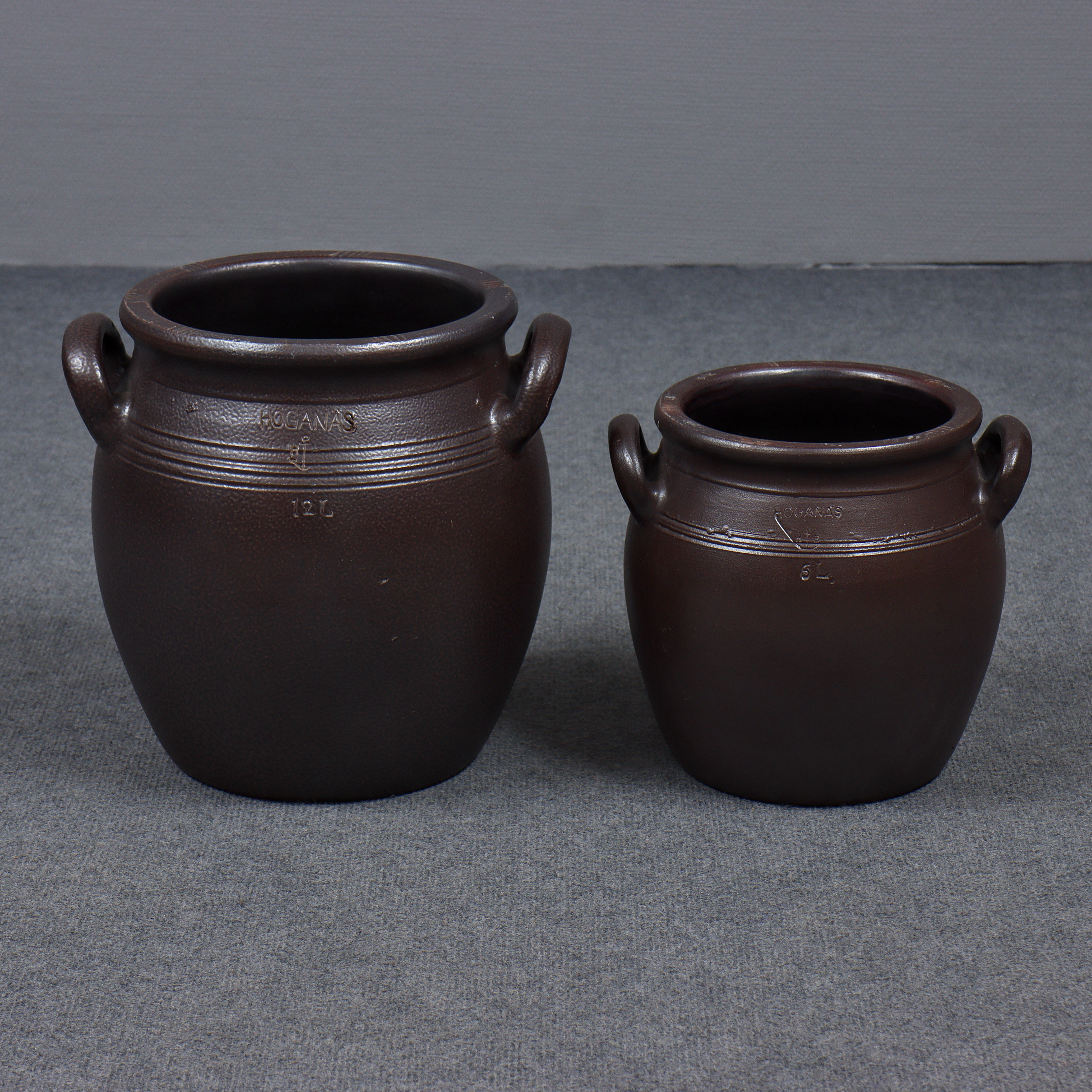 2 HÖGANÄSKRUS, 12 LITER / 6 LITER, SALTGLASERAT STENGODS.