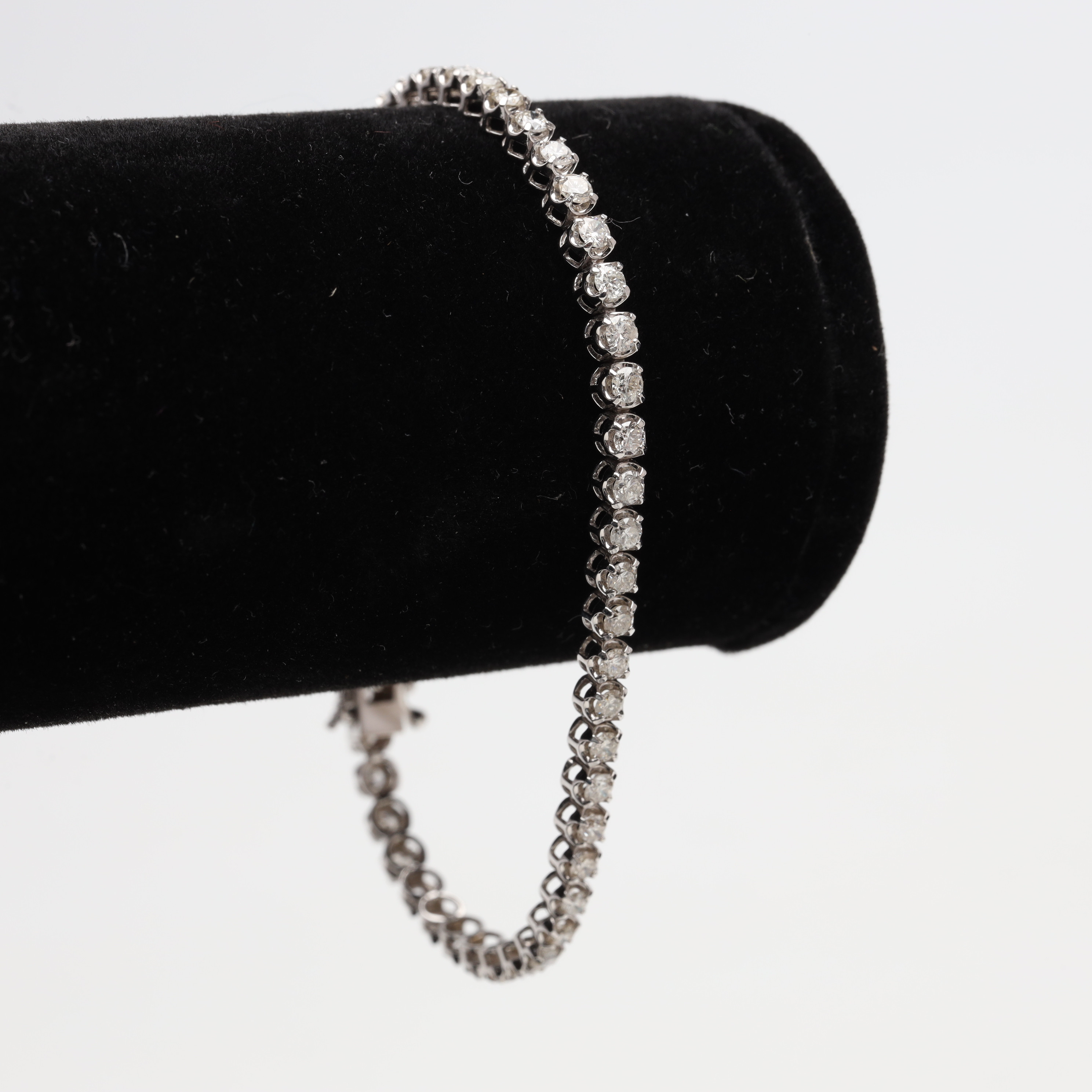 TENNISARMBAND 18K vitguld med diamanter bruttovikt ca 8,7 gram.