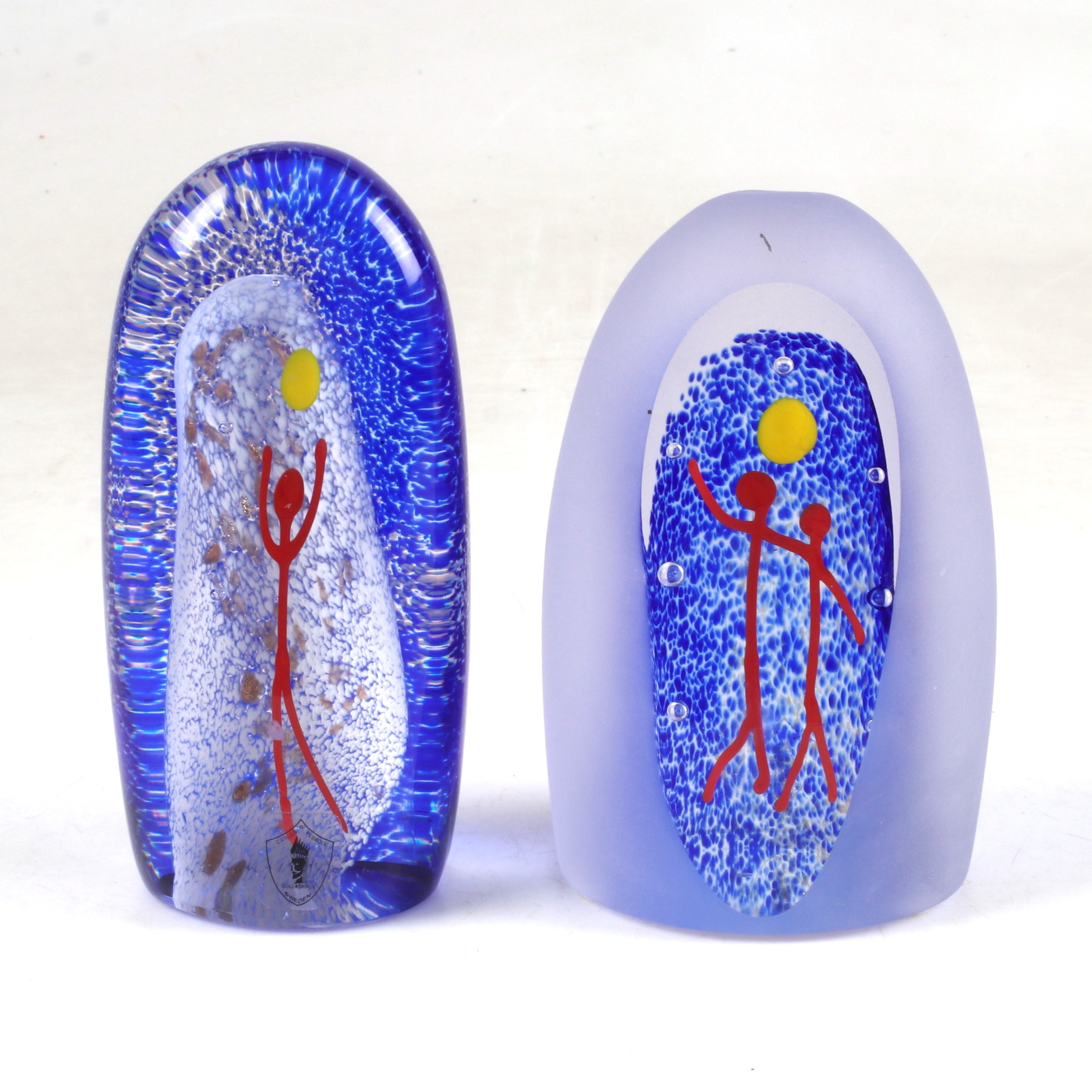 CARLOS PEBAQUE. Skulpturer, 2 st, glas, signerade och märkt Svenska Röda Korset. Gullaskruf. Sverige.