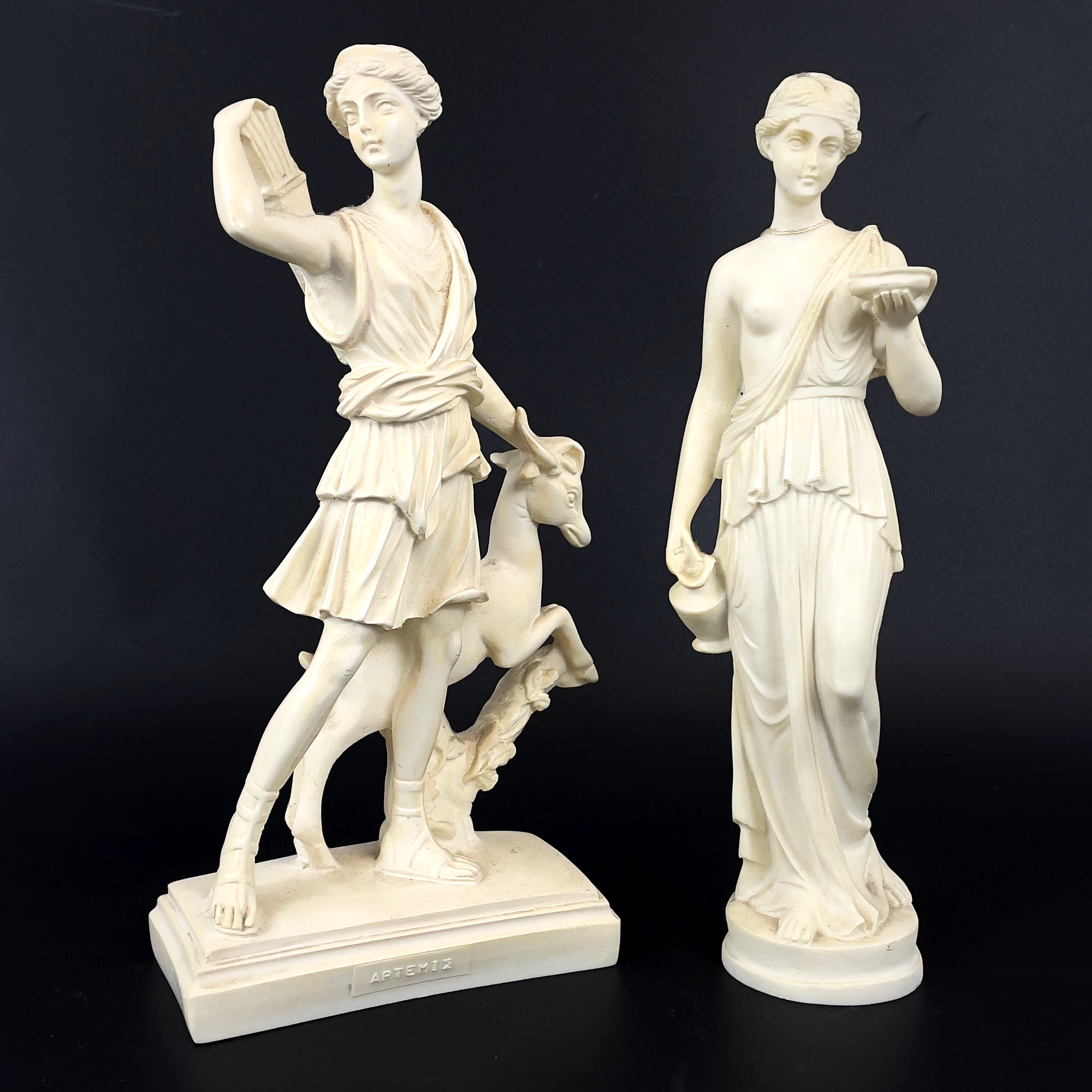 SKULPTURER, 2 st. Konstmassa, föreställande Hebe och Artemis, 1900/2000-tal.