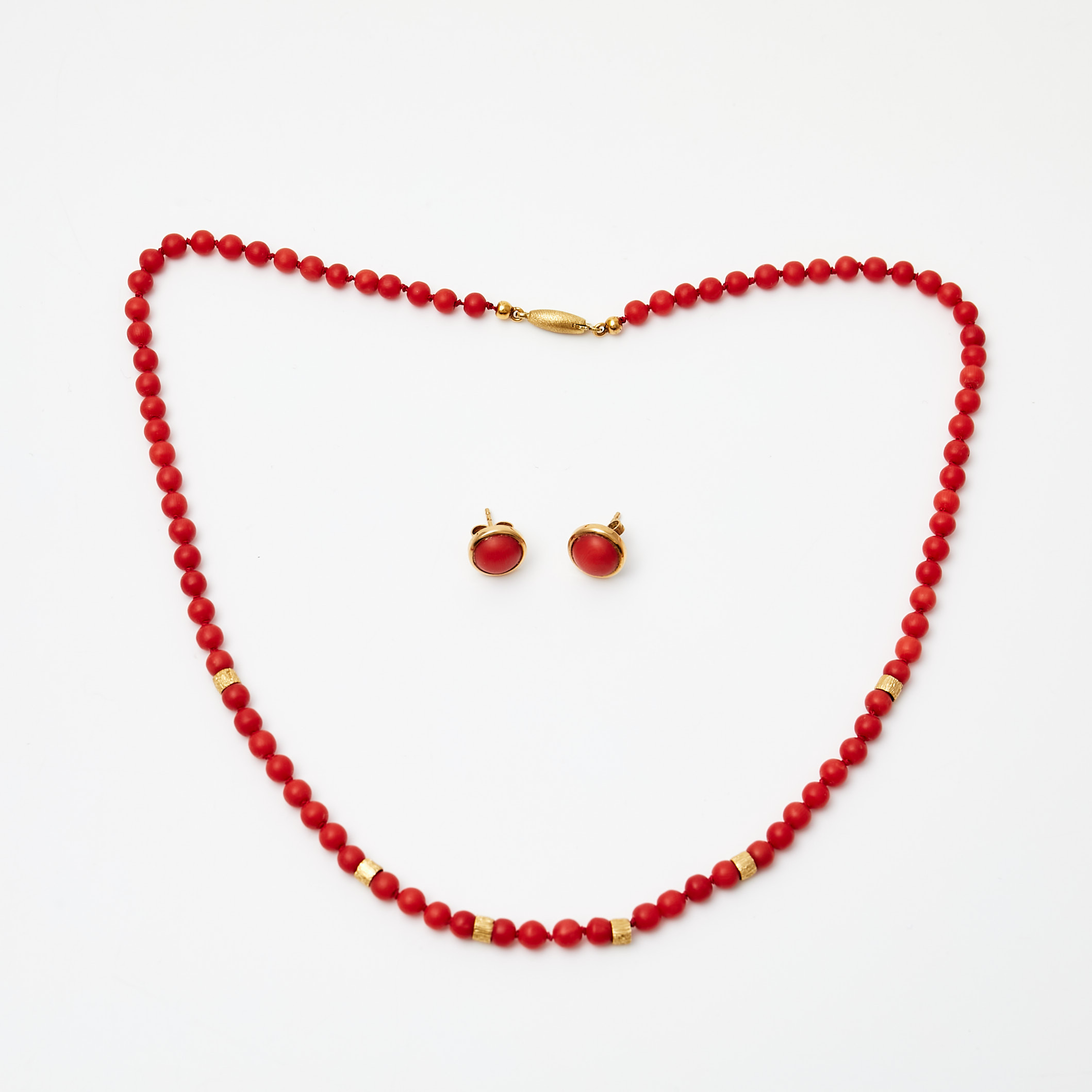 COLLIER samt ÖRHÄNGEN, 1 par, 18 k guld, delvis satinerad, cabochonslipade samt kulslipade koraller, J. Köhle, Pforzheim, Tyskland samt svensk importstämpel.