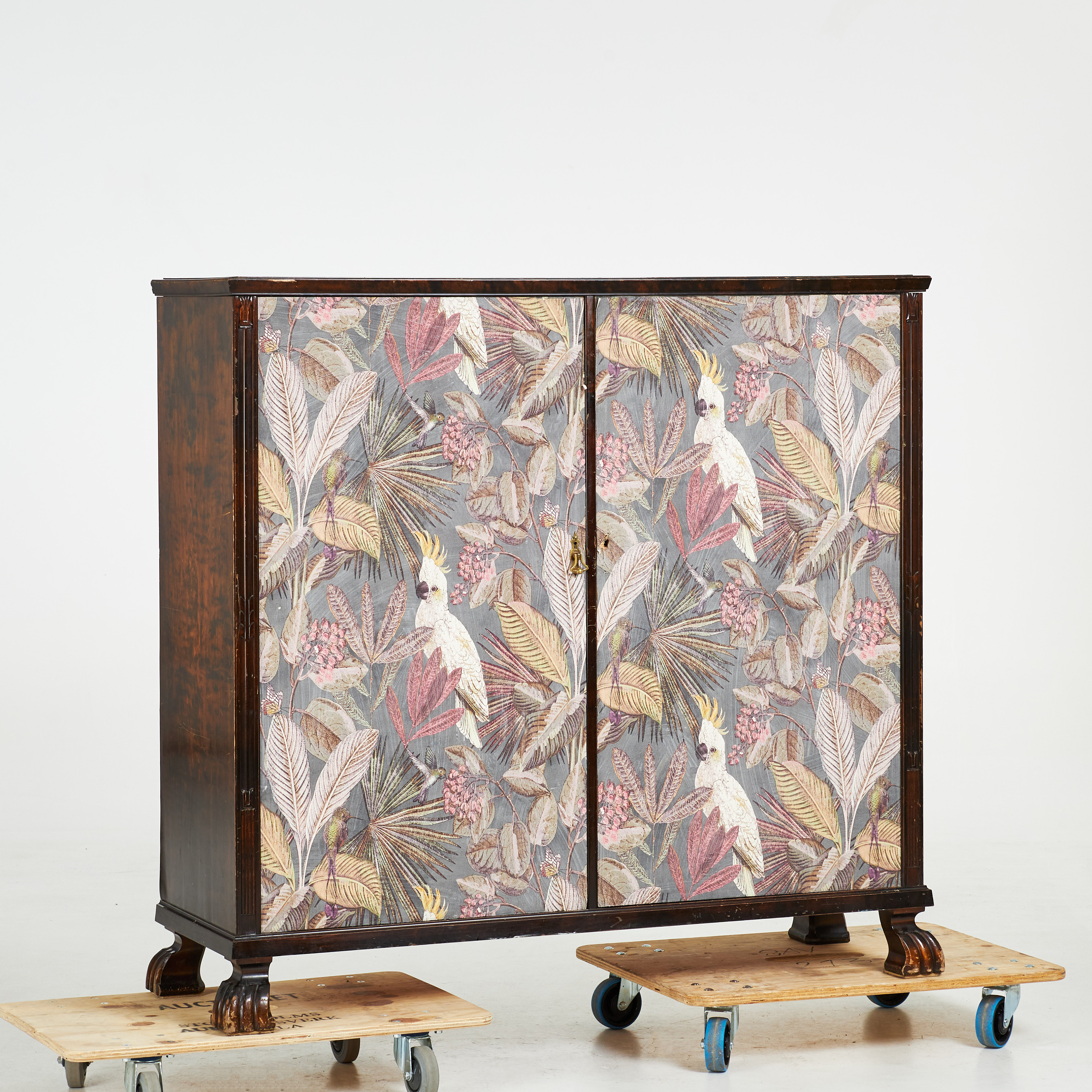 SKÅP, bonad björk, 1900-talets förta hälft, senare tapetserade skåpdörrar.