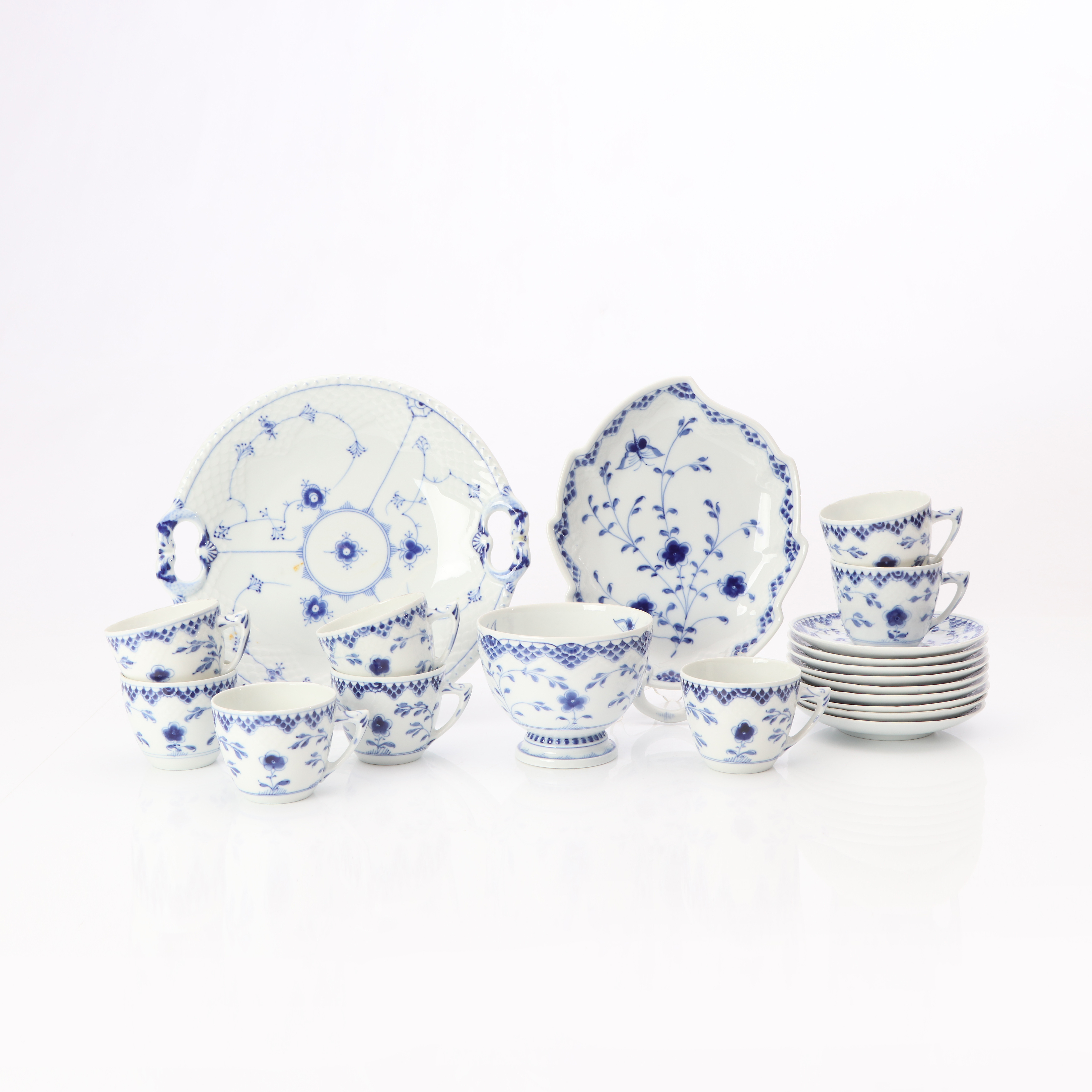 BING & GRÖNDAHL, SERVISDELAR, 11 ST. Porslin. "Sommerfugl".