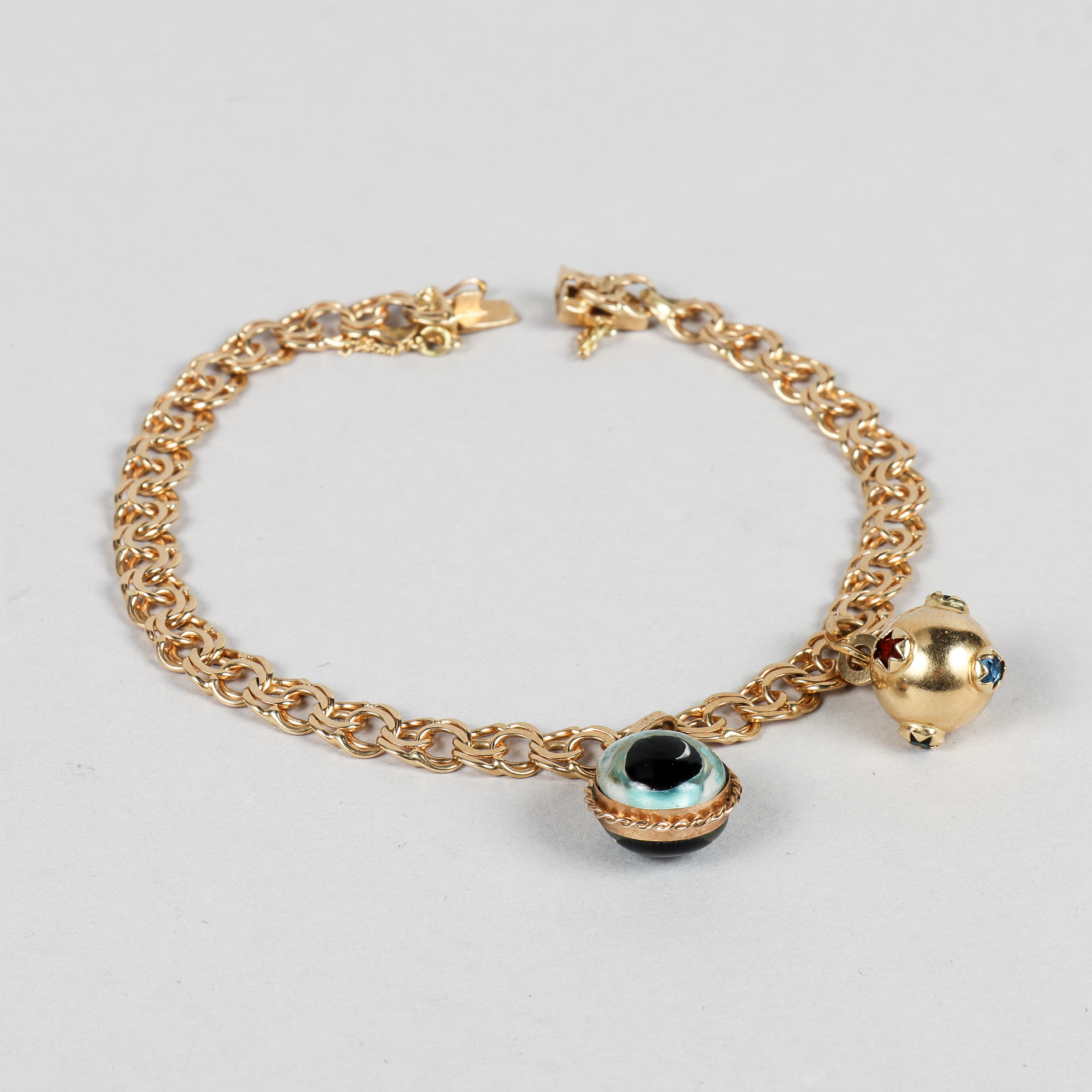 ARMBAND Bismarck med 2 berlocker, 18k guld.