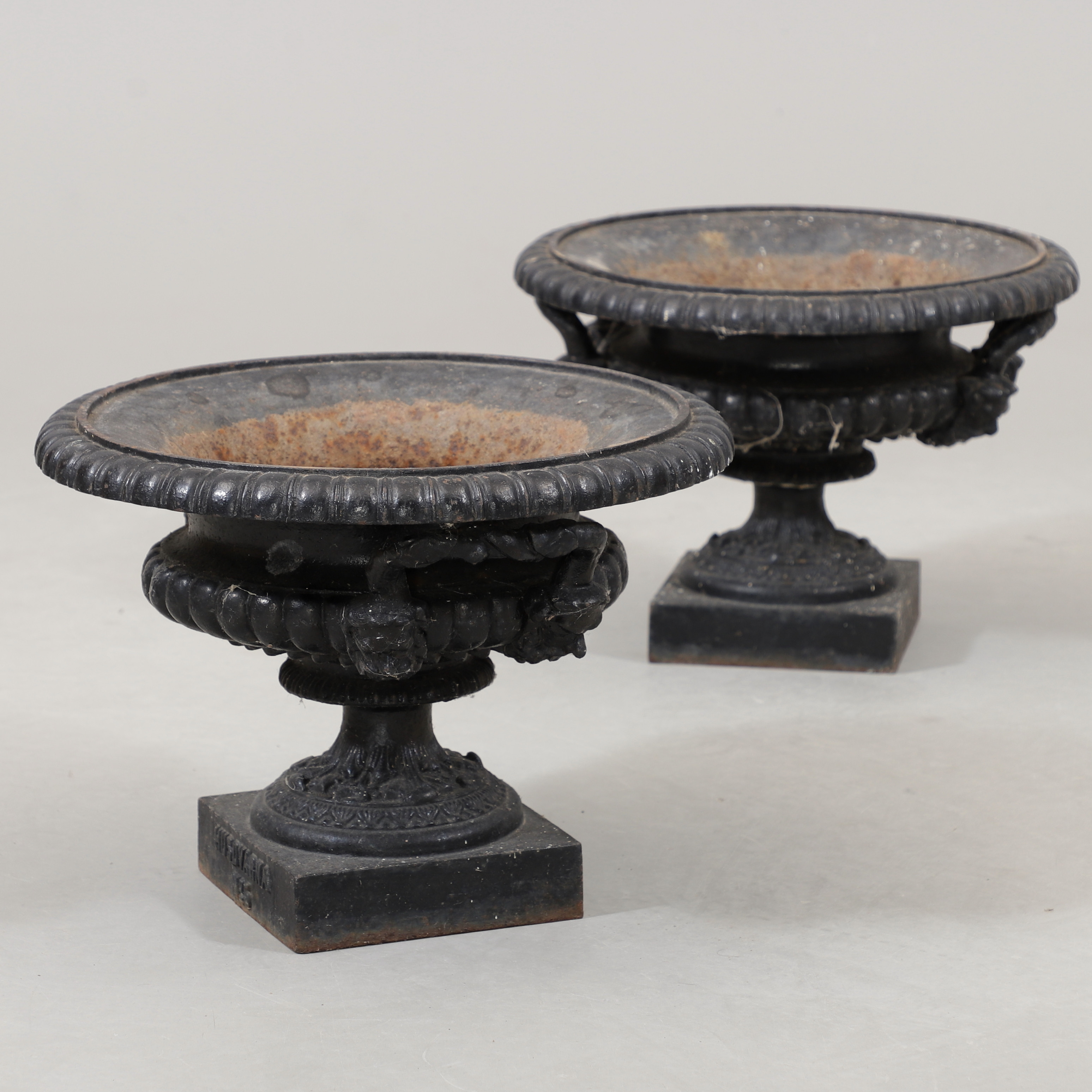 TRÄDGÅRDSURNOR, 1 par, gjutjärn, Husqvarna No 5, 1800/1900-tal.