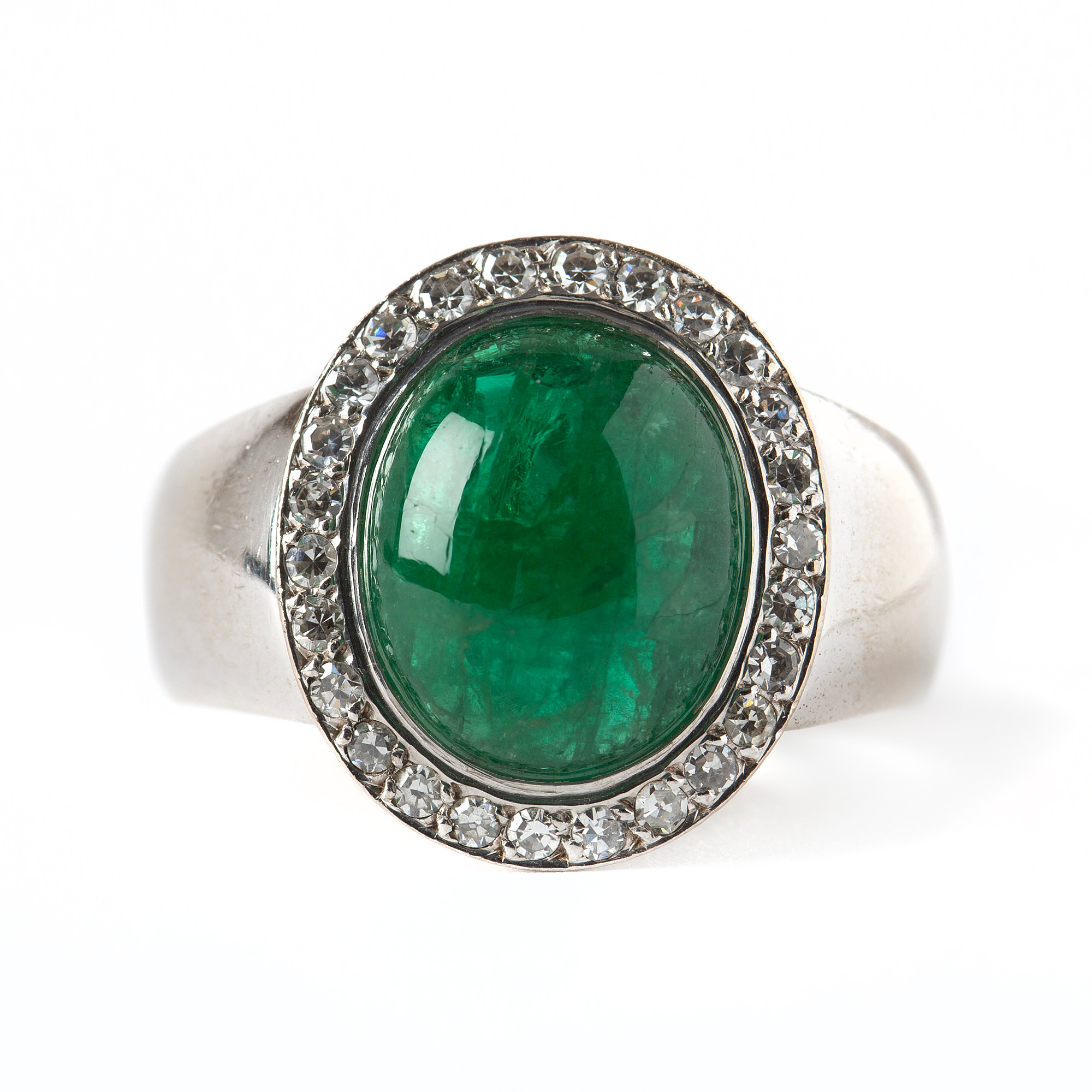 RING, 18k vitguld med cabochonslipad smaragd 7.62 ct samt åttkantslipade diamanter, totakt 0.41 ct, Lennart Magnusson, Göteborg, 1983.