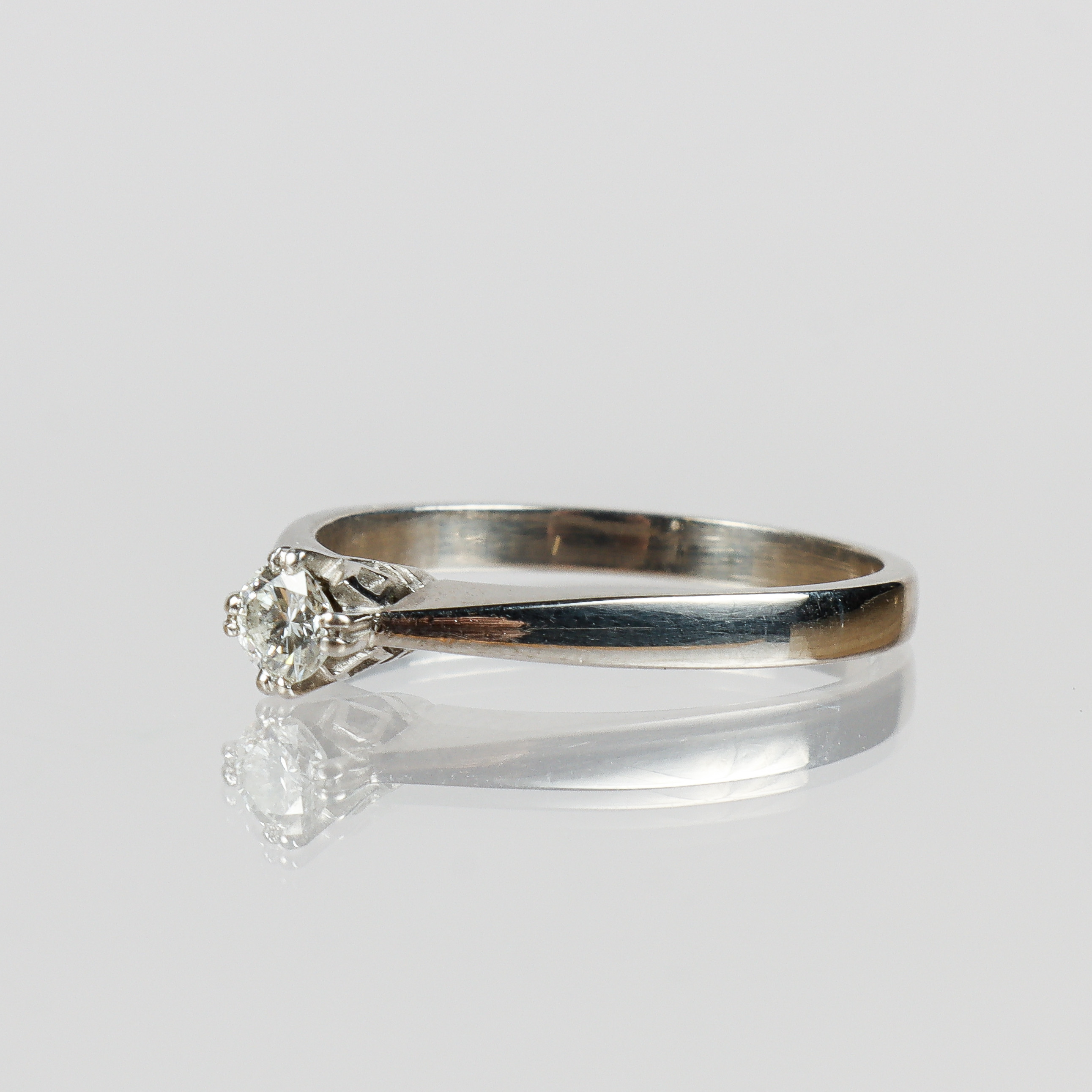 RING, 18k vitguld med briljantslipad diamant på 0,22 ct. enligt gravyr.