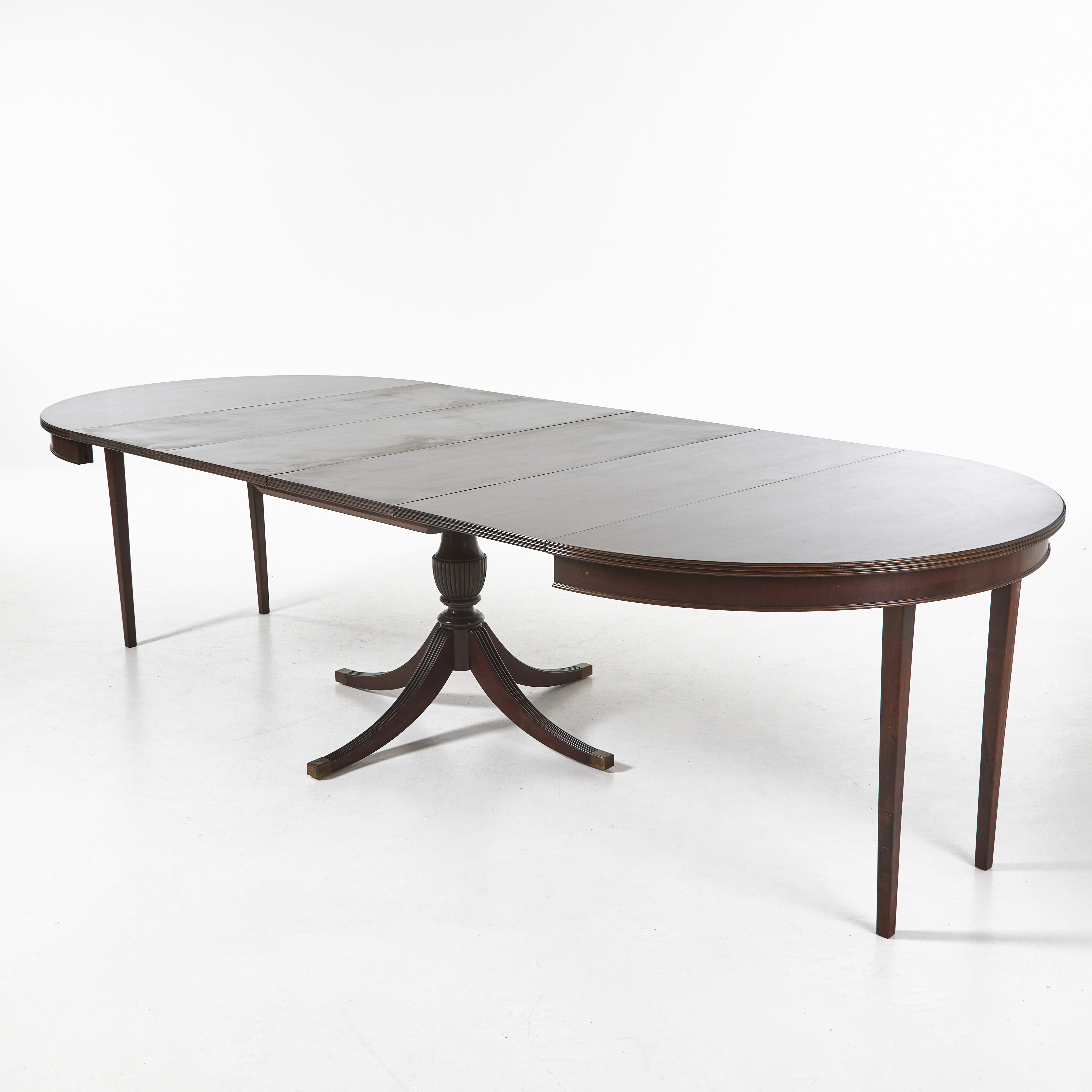 MATBORD, 1900-talets andra hälft, mahogny, fotavslut i mässing, England.